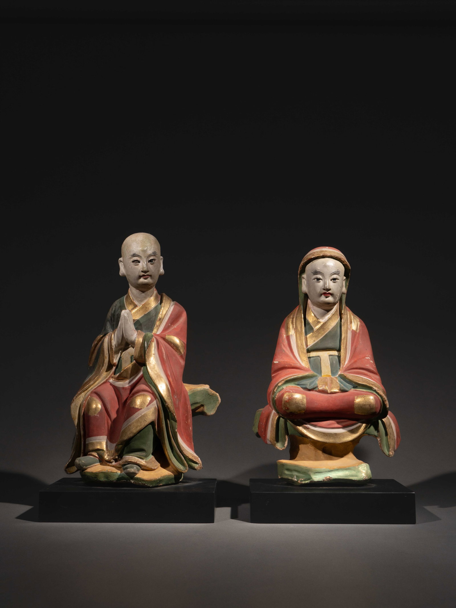 A PAIR OF CLAY FIGURES OF LUOHANS: 年代(Age):MING(1368-1644 A.D.) 。尺寸(Size):30.2 cm Height / 28.5 cm Height。 參閱：元或明 彩繪泥塑ņ