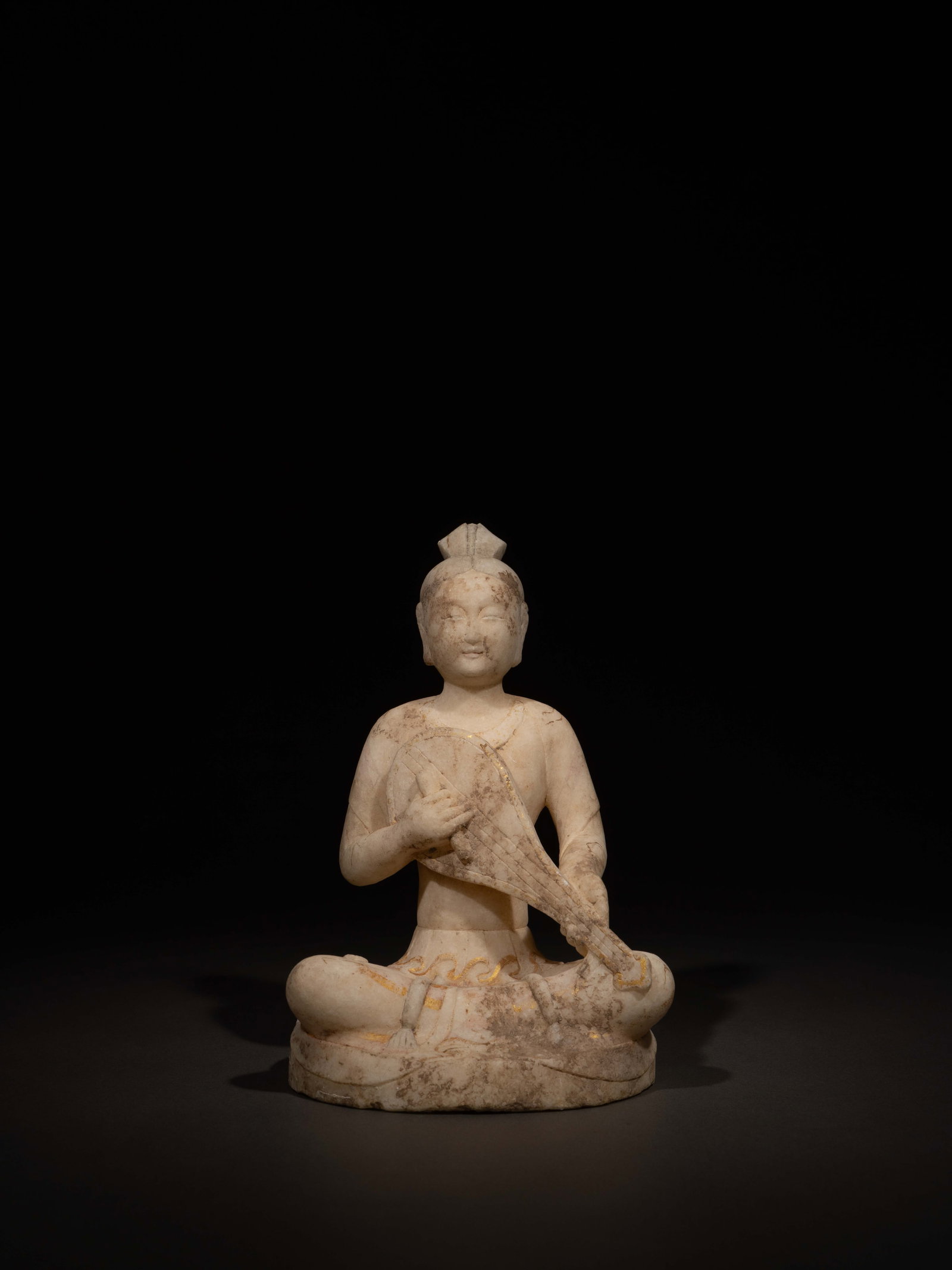 A WHITE MARBLE FIGURE OF A FEMALE IMMORTAL: 年代(Age):NORTHERN QI(550-577 A.D.) 。尺寸(Size):18 cm Height。 參閱：北齊-隋 供養菩薩立像&#