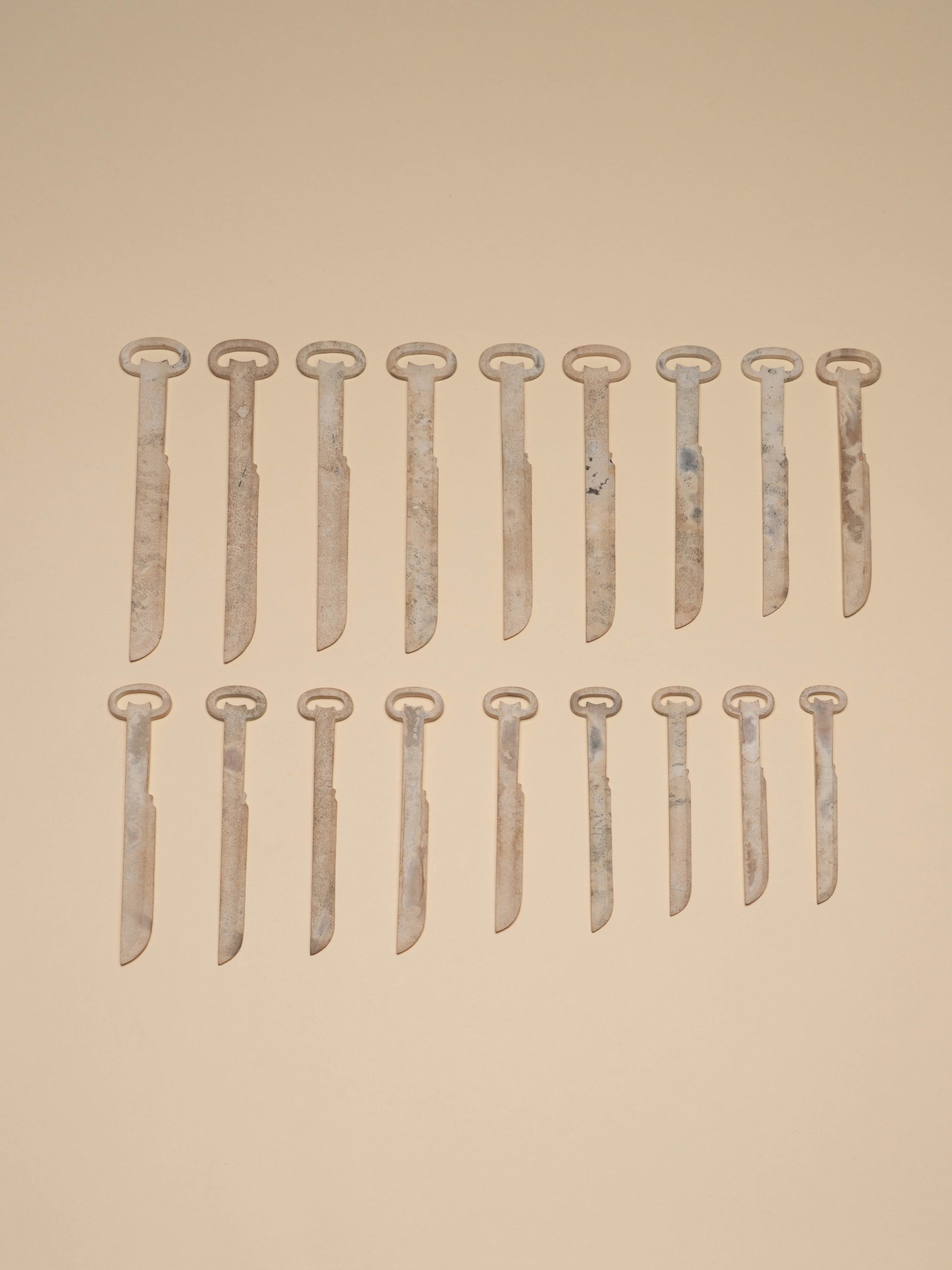 A GROUP OF JADE CEREMONIAL KNIVES: 年代(Age):HAN(206 B.C.-220 A.D.) 。尺寸(Size):Various Sizes (18 cm Maximum Length)。