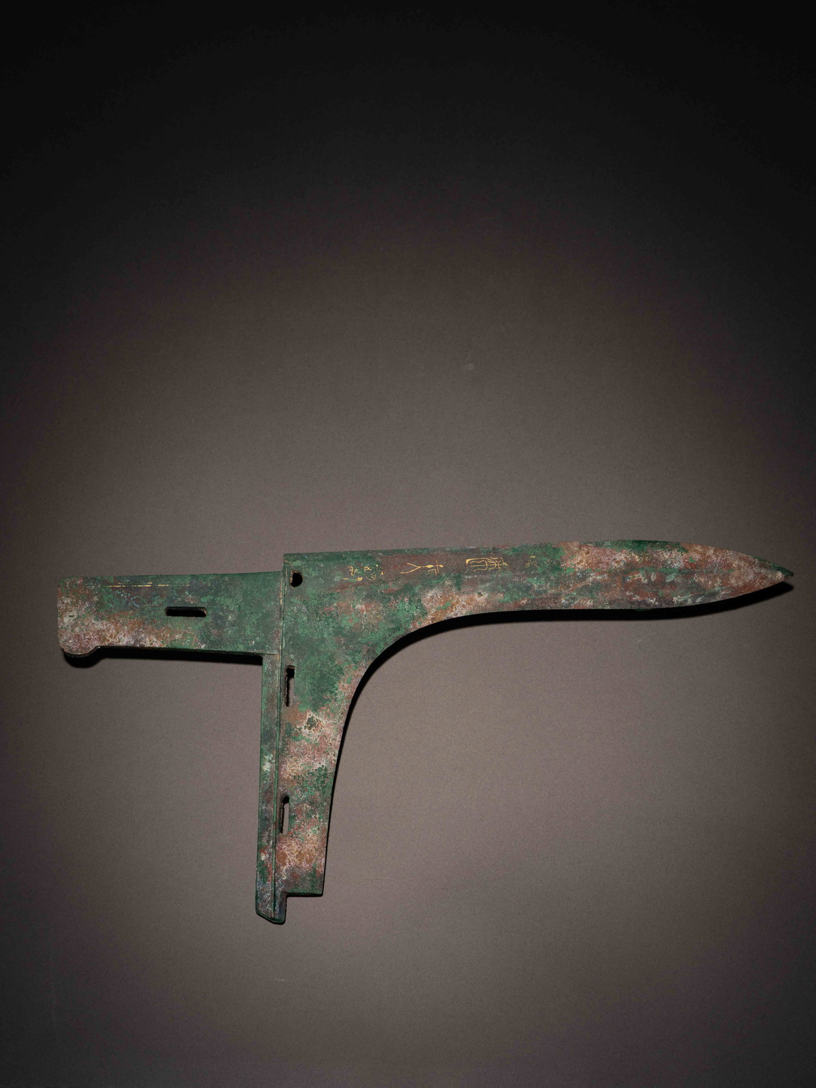A BRONZE BLADE, GE: 年代(Age):EASTERN ZHOU(770-256 B.C.) 。尺寸(Size):29.9 cm Length, 14.8 cm Width。