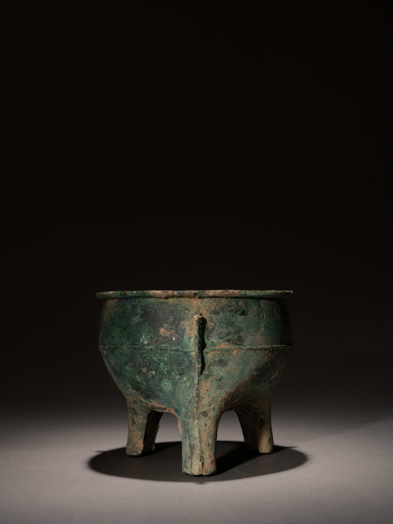 A BRONZE RITUAL TRIPOD FOOD VESSEL, LI (1 of 4)