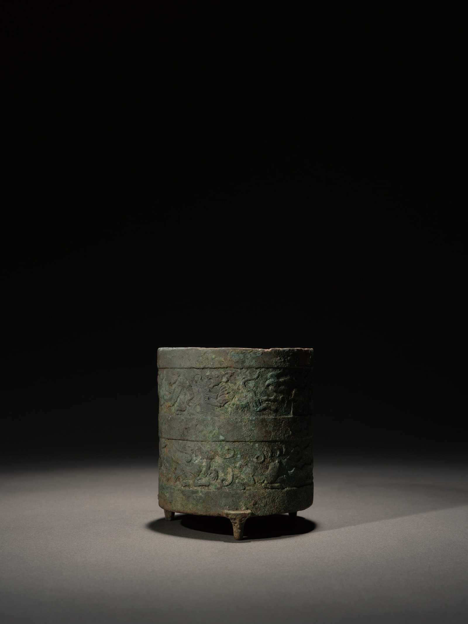 A BRONZE 'BEAST' TRIPOD VESSEL, ZHI: 年代(Age):HAN(206 B.C.-220 A.D.) 。尺寸(Size):7.8 cm Diameter, 8.8 cm Height。