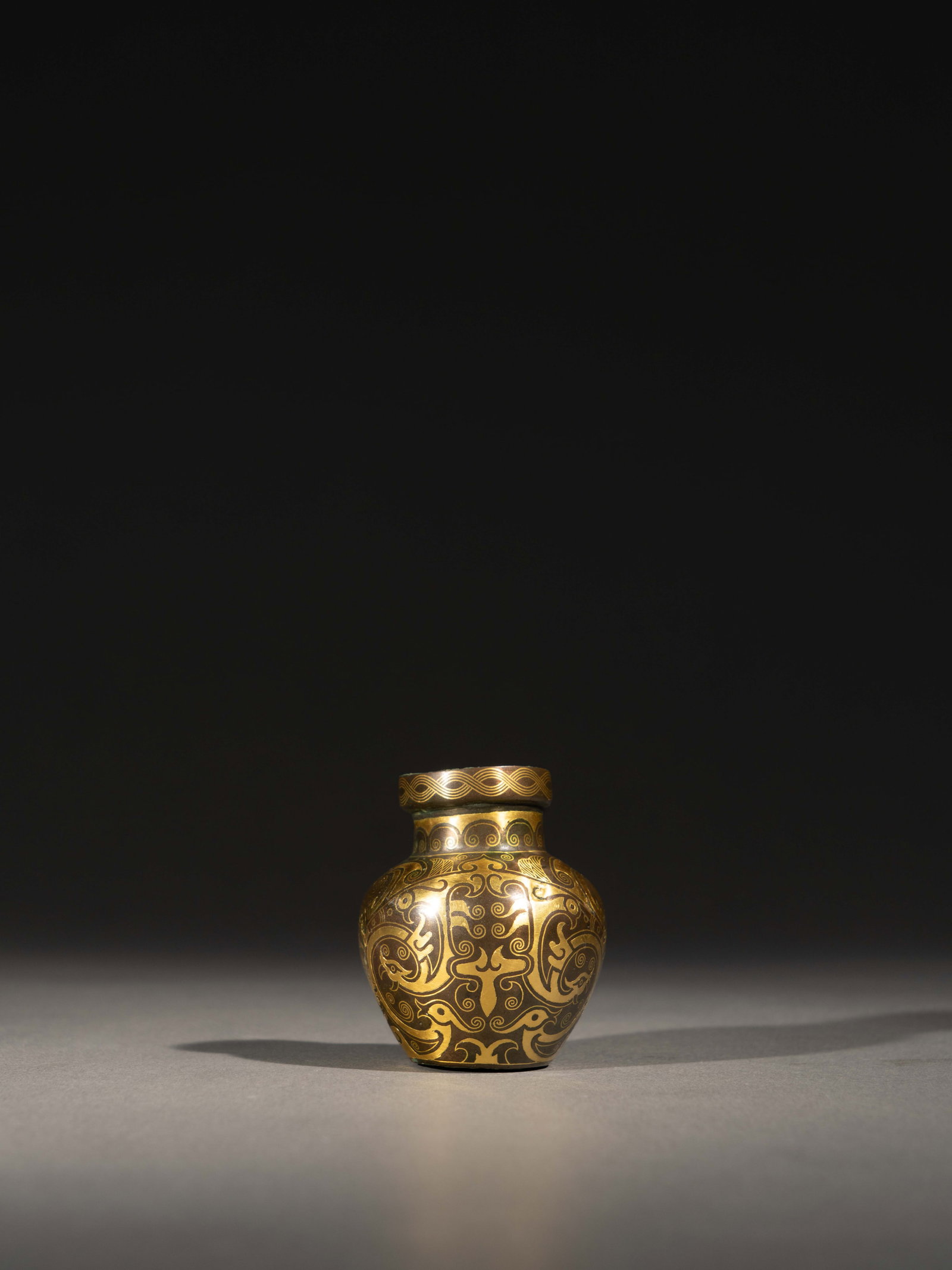 A GOLD-INLAID BRONZE JAR (1 of 4)