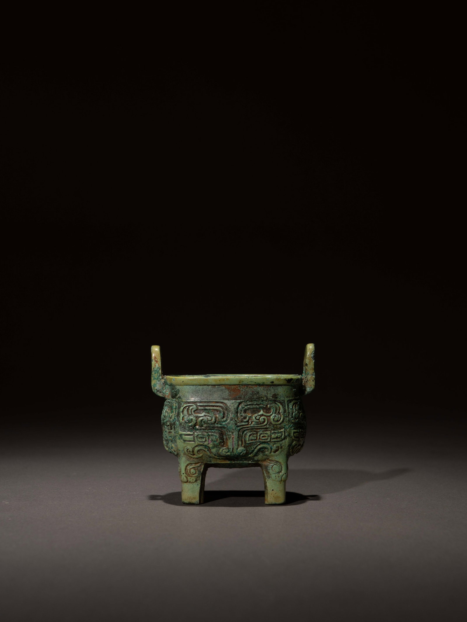 A SMALL BRONZE RITUAL FOOD VESSEL, FANGDING: 年代(Age):LATE SHANG TO EARLY WESTERN ZHOU 。尺寸(Size):6.8 cm Height。