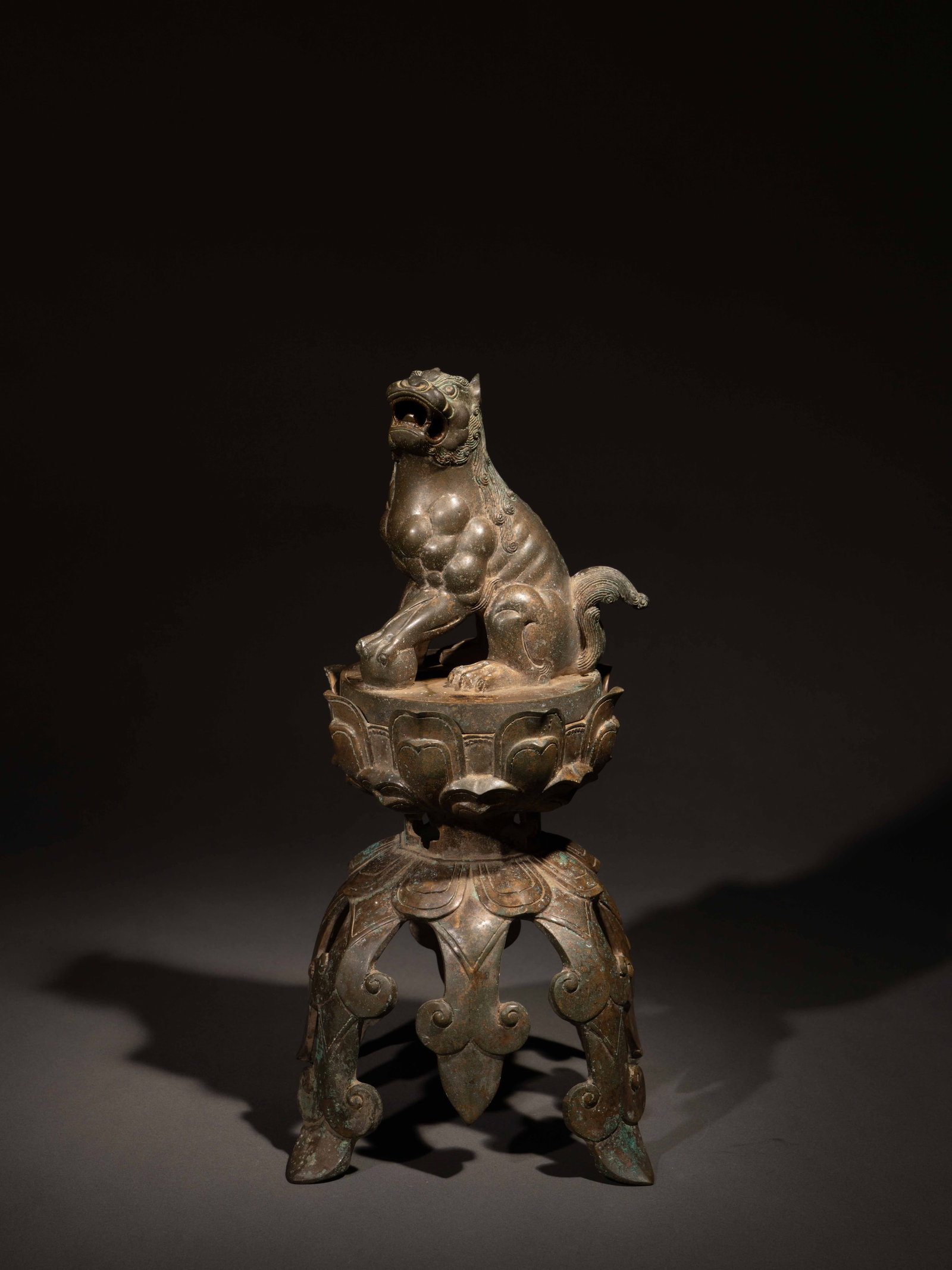 A BRONZE 'LION' CENSER: 年代(Age):TANG(618-907 A.D.) 。尺寸(Size):32.7 cm Height。