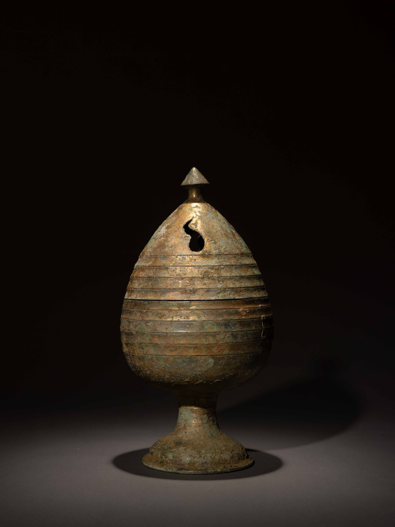 A GILT-BRONZE CENSER: 年代(Age):HAN(206 B.C.-220 A.D.) 。尺寸(Size):27 cm Height。
