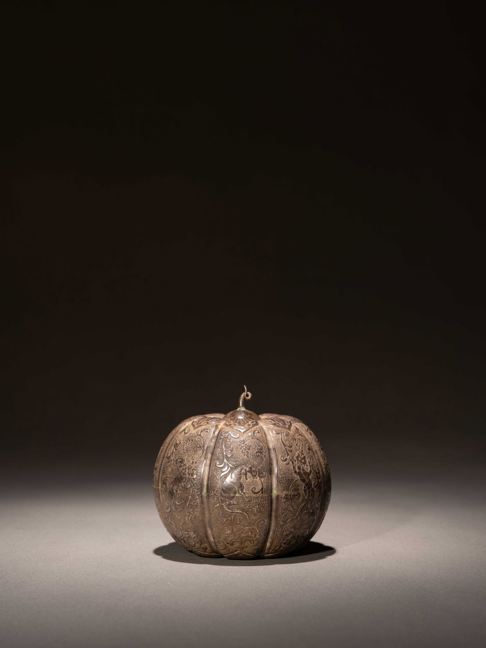 A SILVER 'MYTHICAL BEAST' LOBED BOX AND COVER: 年代(Age):TANG(618-907 A.D.) 。尺寸(Size):7.7 cm Height。