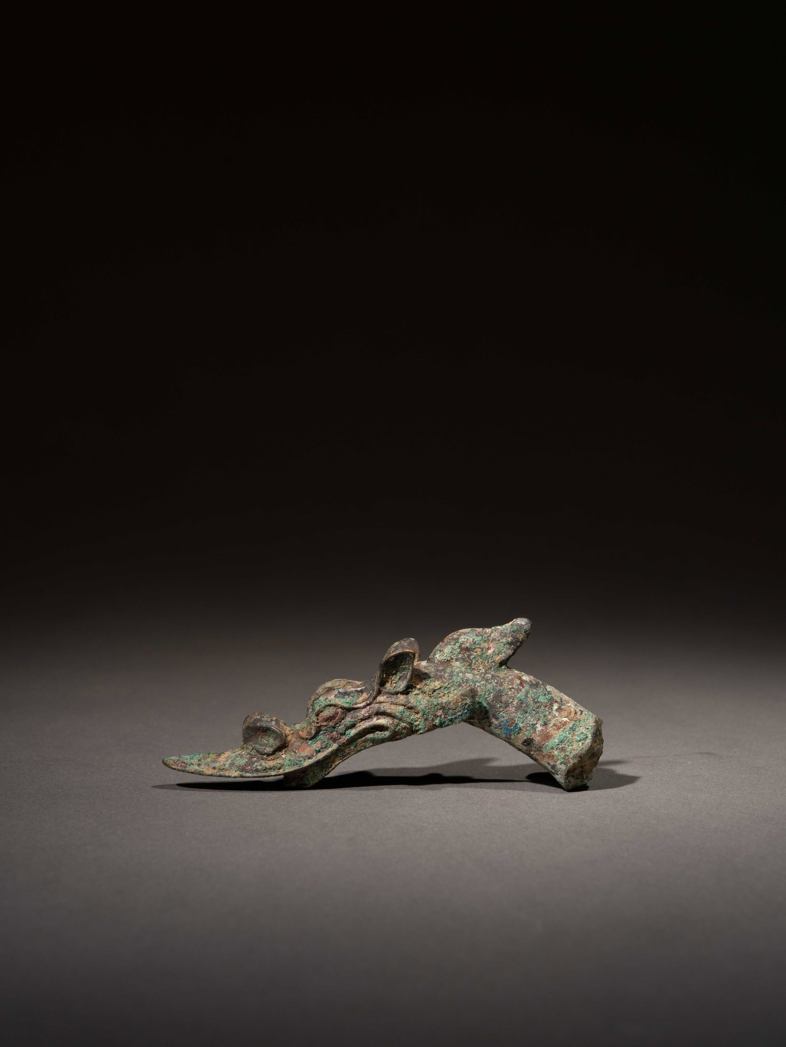 A GILT-BRONZE DRAGON HEAD: 年代(Age):TANG(618-907 A.D.) 。尺寸(Size):10.5 cm Length。