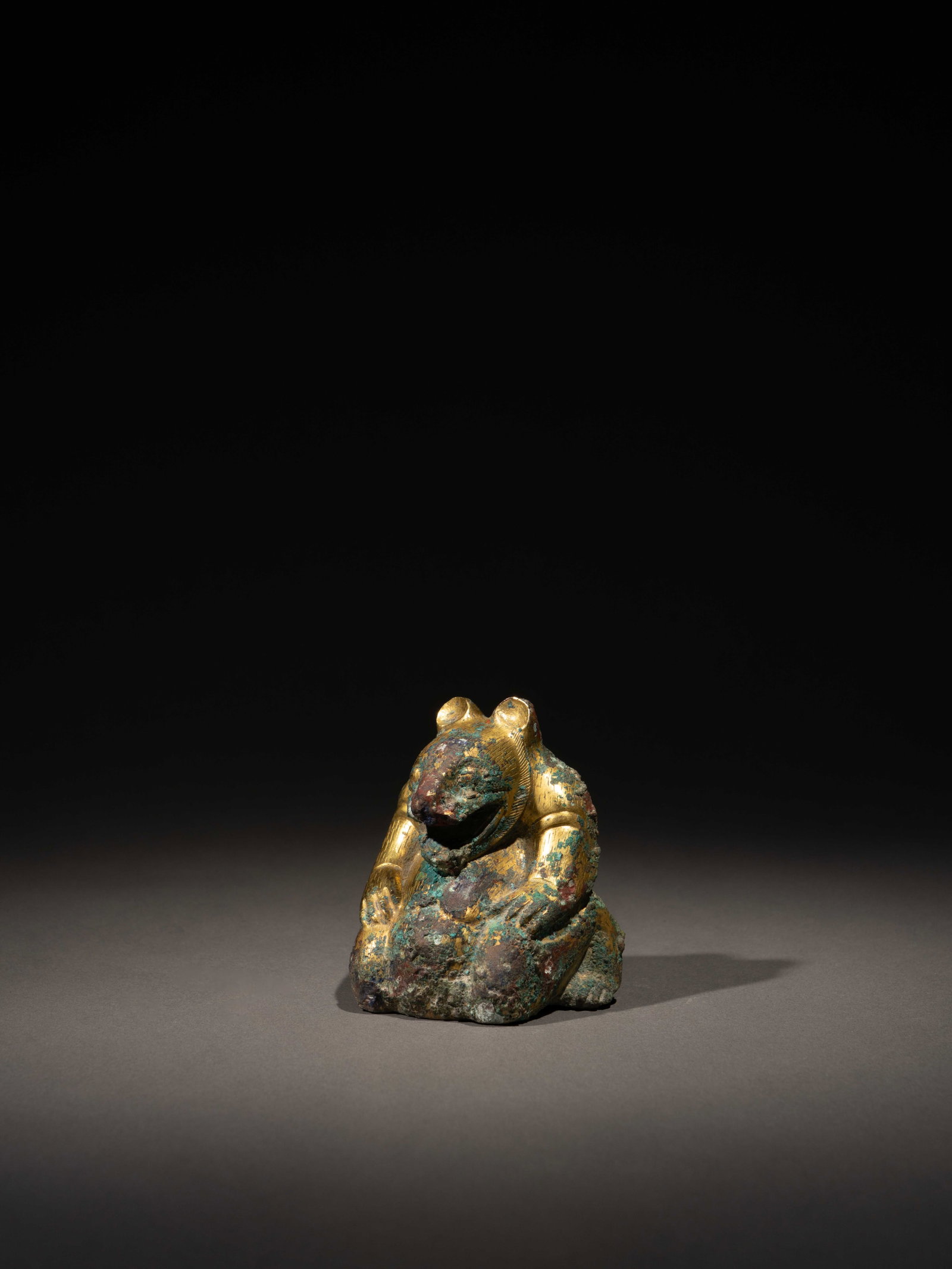 A GILT-BRONZE 'BEAR' WEIGHT: 年代(Age):HAN(206 B.C.-220 A.D.) 。尺寸(Size):7.5 cm Height。