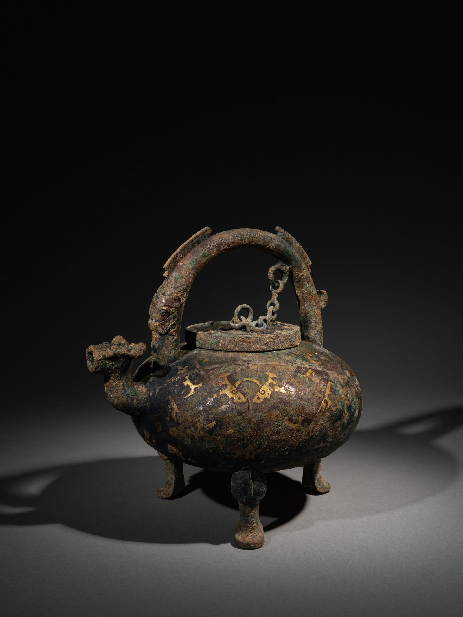 A GOLD AND SILVER-INLAID BRONZE TRIPOD EWER AND COVER, HE (1 of 2)