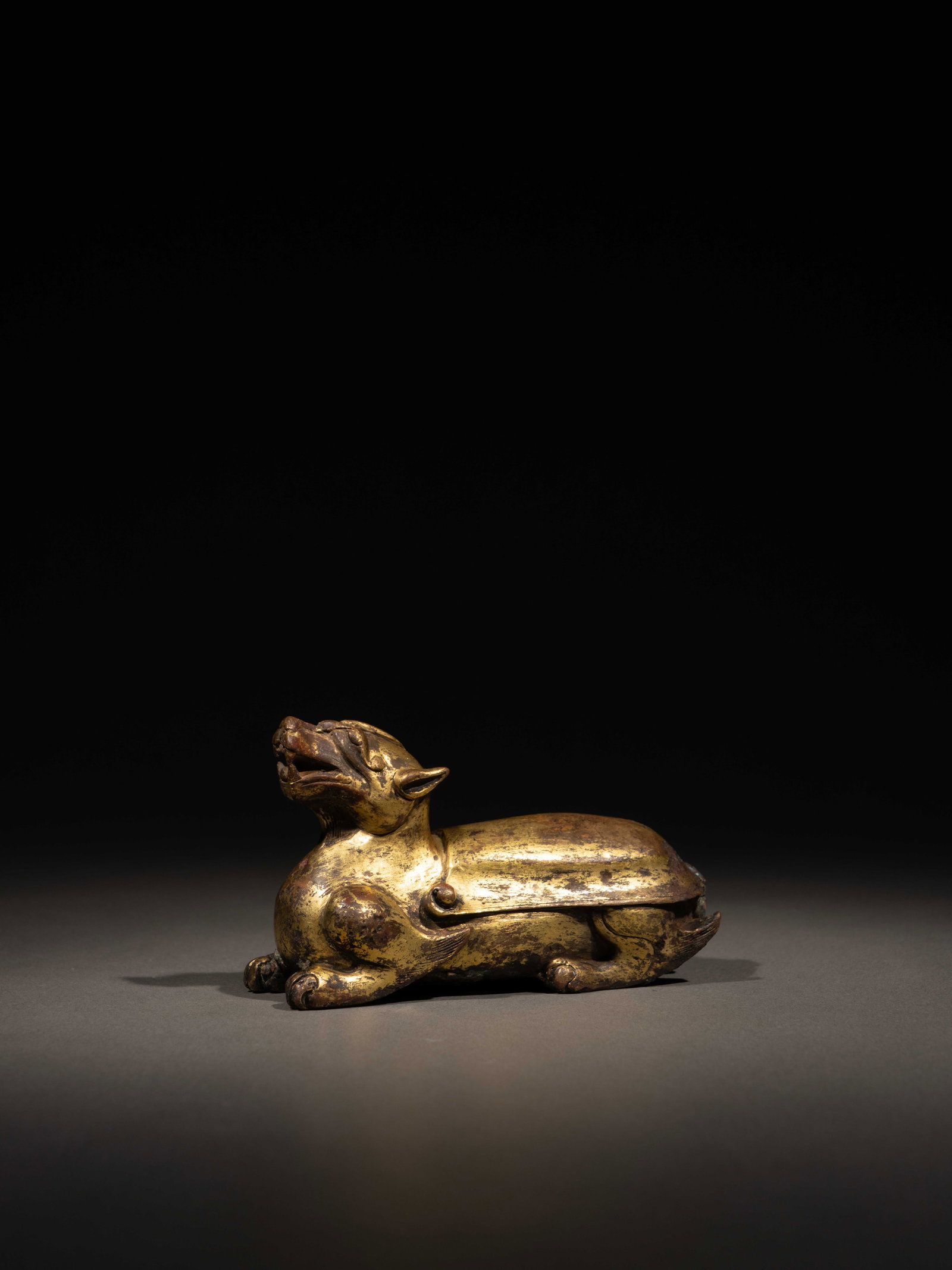 A GILT-BRONZE 'MYTHICAL BEAST' WEIGHT: 年代(Age):HAN(206 B.C.-220 A.D.) 。尺寸(Size):10.8 cm Length, 6.5 cm Height。