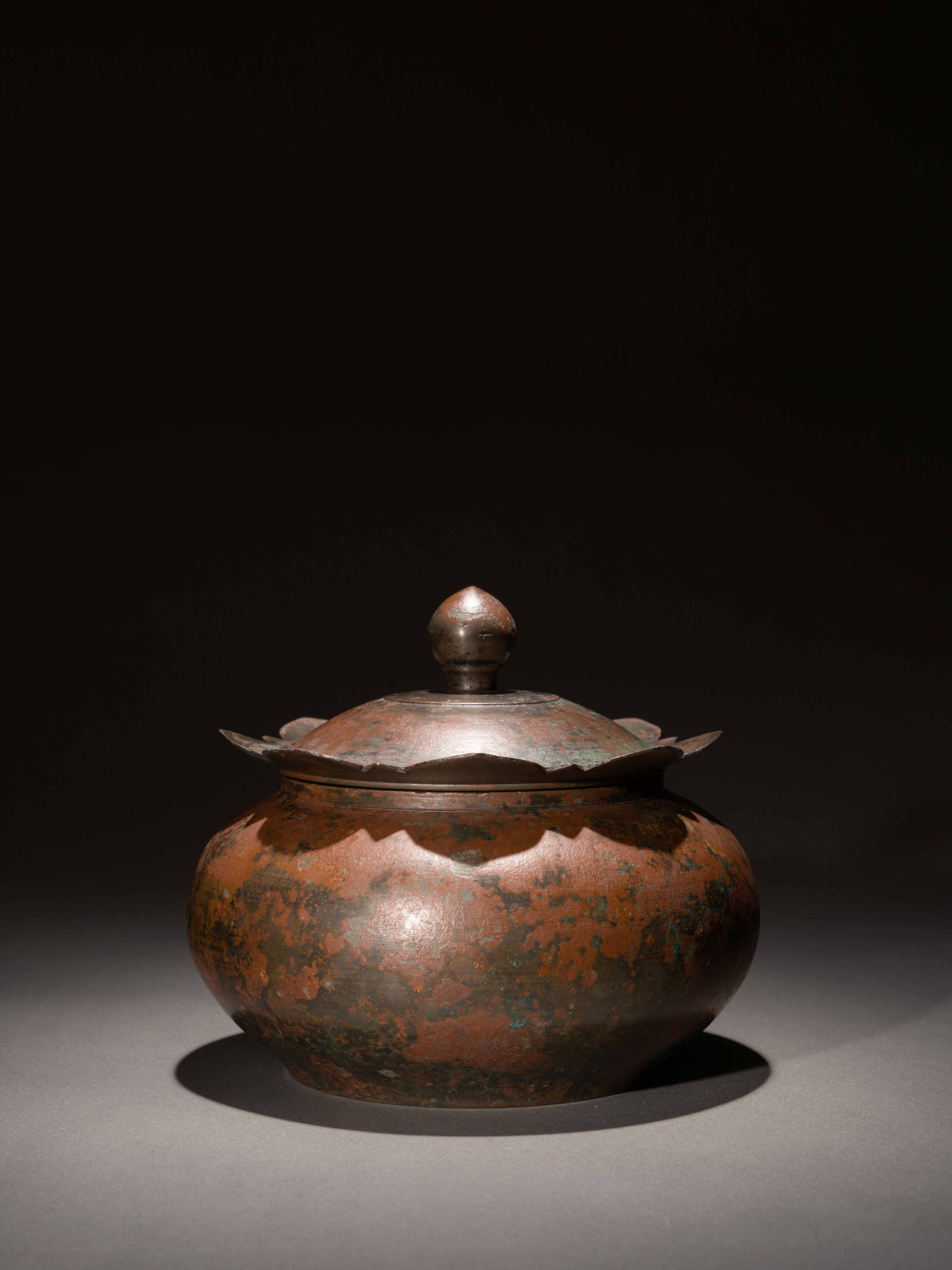 A BRONZE BOWL AND COVER: 年代(Age):TANG(618-907 A.D.) 。尺寸(Size):13.5 cm Height。