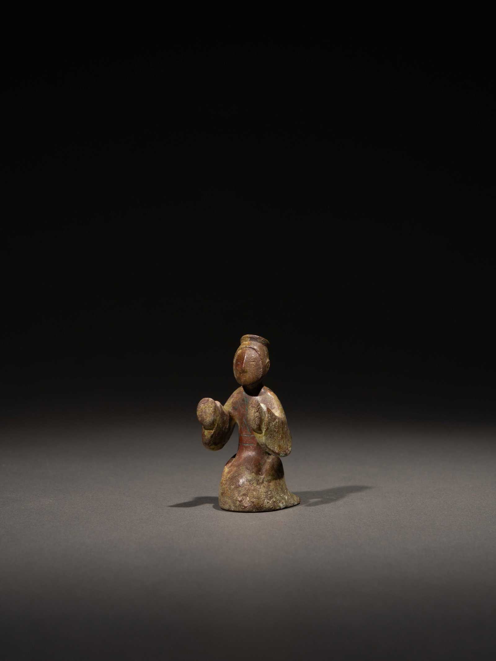 A BRONZE FIGURE OF MAN: 年代(Age):HAN(206 B.C.-220 A.D.) 。尺寸(Size):3.8 cm Length, 3.6 cm Height。