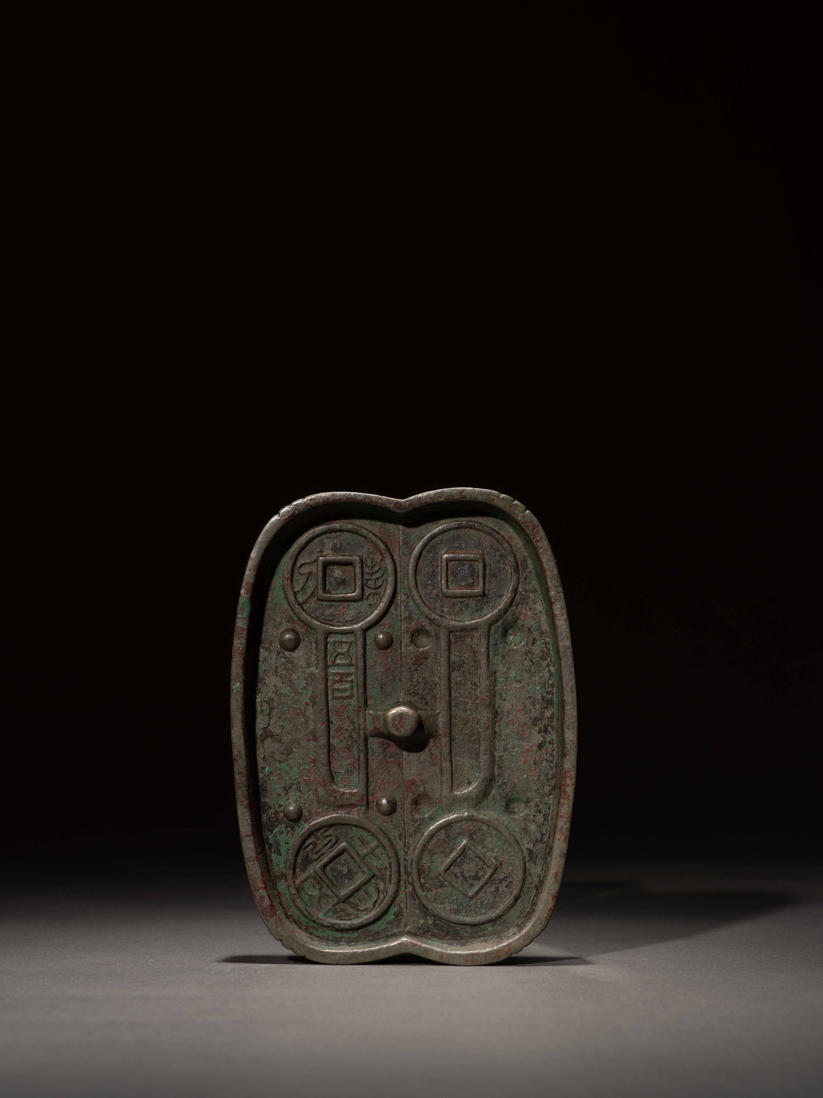 A BRONZE COIN MOULD: 年代(Age):HAN OR LATER 。尺寸(Size):11.5 cm Length。銘文：「富貴」。 來源：日本私
