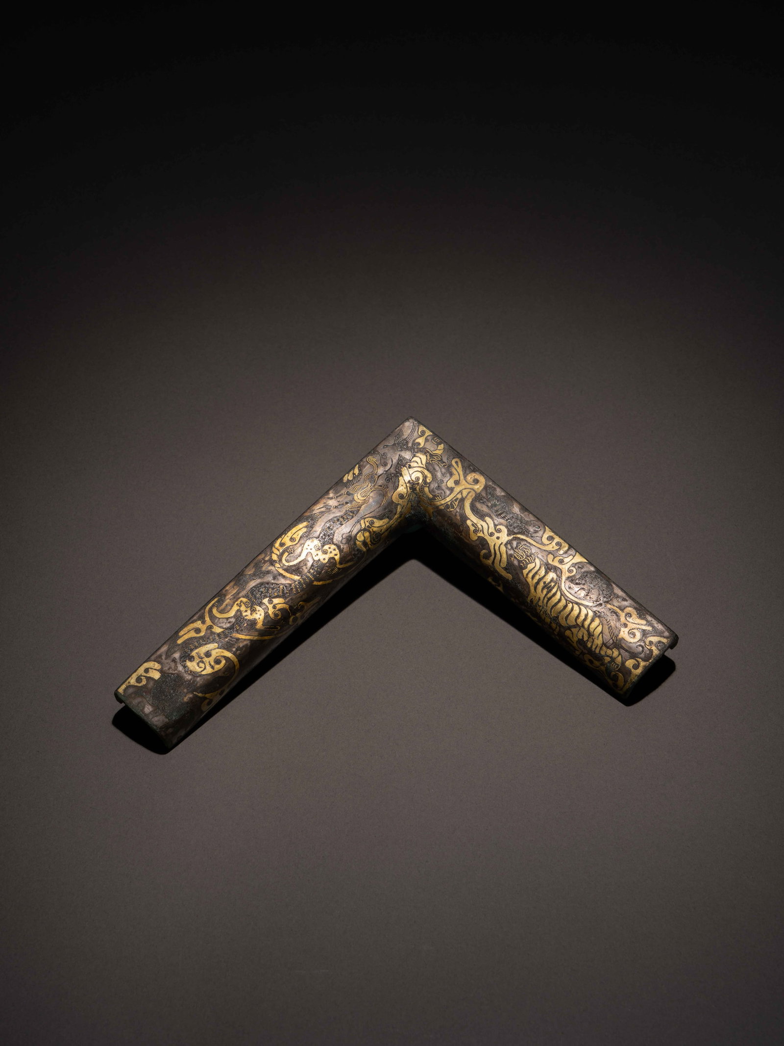 A GOLD AND SILVER-INLAID BRONZE FRAGMENT: 年代(Age):WARRING STATES PERIOD(475-221 B.C.) 。尺寸(Size):14.3×12.3 cm。