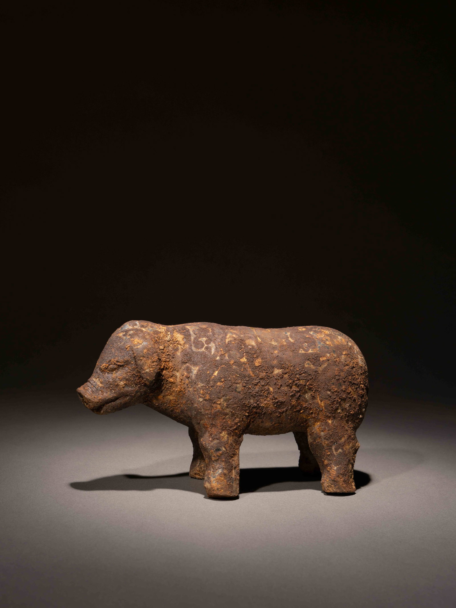 A GOLD AND SILVER-INLAID BRONZE FIGURE OF A PIG: 年代(Age):WARRING STATES PERIOD OR HAN 。尺寸(Size):19 cm Length, 10.5 cm Height。