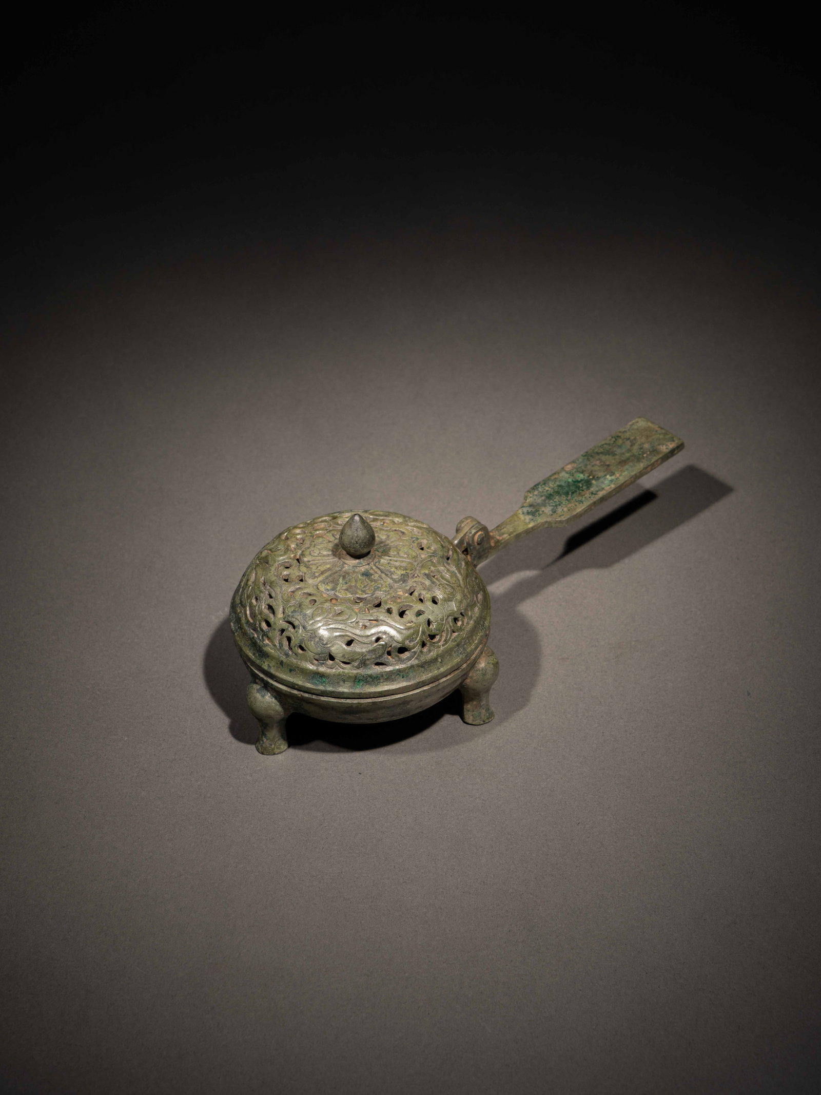 A BRONZE CENSER: 年代(Age):THE WEI AND JIN DYNASTIES(220-420 A.D.) 。尺寸(Size):18 cm Length, 6.5 cm Height。