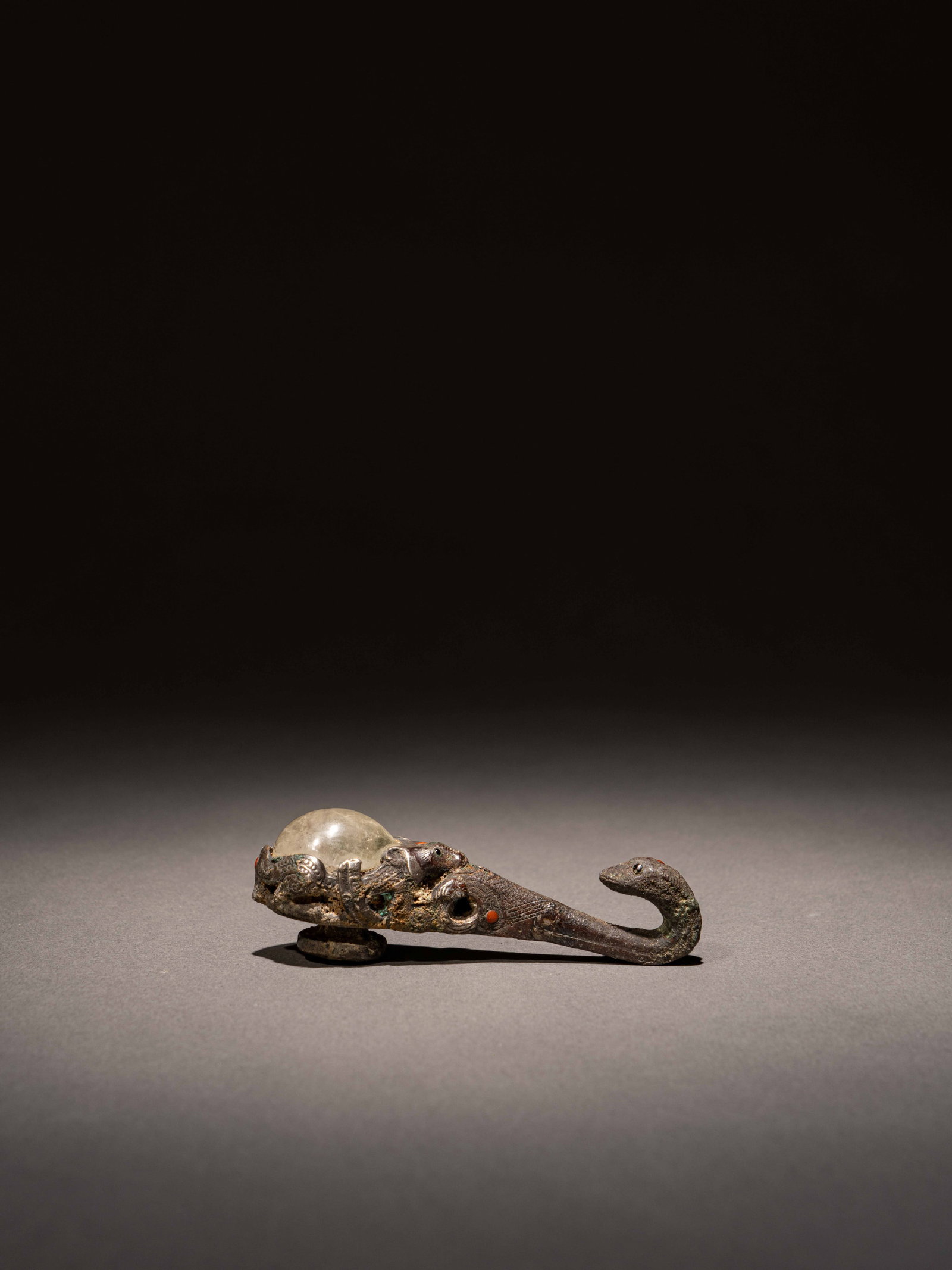 A GEMSTONE AND SILVER-INLAID BRONZE 'DRAGON' BELT HOOK: 年代(Age):HAN(206 B.C.-220 A.D.) 。尺寸(Size):8.8 cm Length。