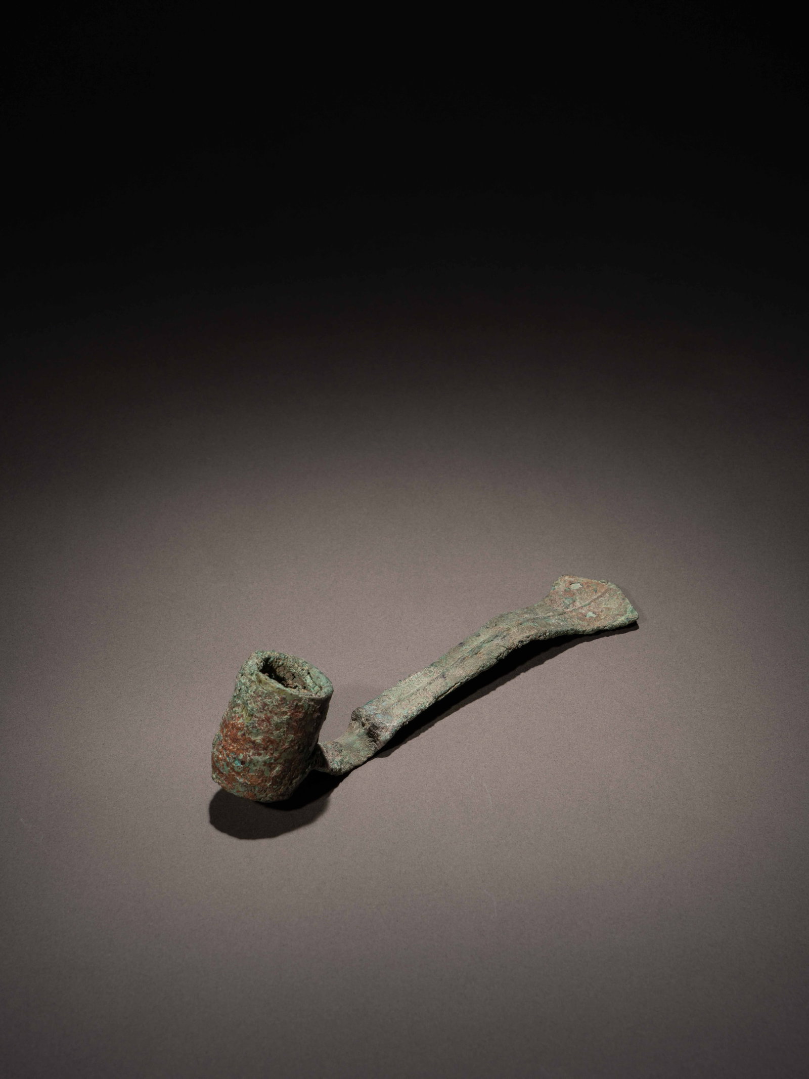 A BRONZE RITUAL WINE LADLE: 年代(Age):LATE SHANG TO EARLY ZHOU 。尺寸(Size):18.7 cm Length。 來源：1997年購於香港古董商Mandala
