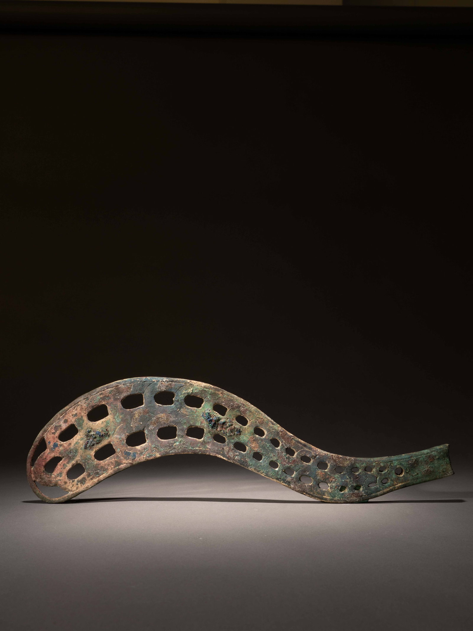 A BRONZE CHARIOT ORNAMENT: 年代(Age):EASTERN ZHOU(770-256 B.C.) 。尺寸(Size):40.8 cm Length。 來源：1997年購於香港古董商Manda