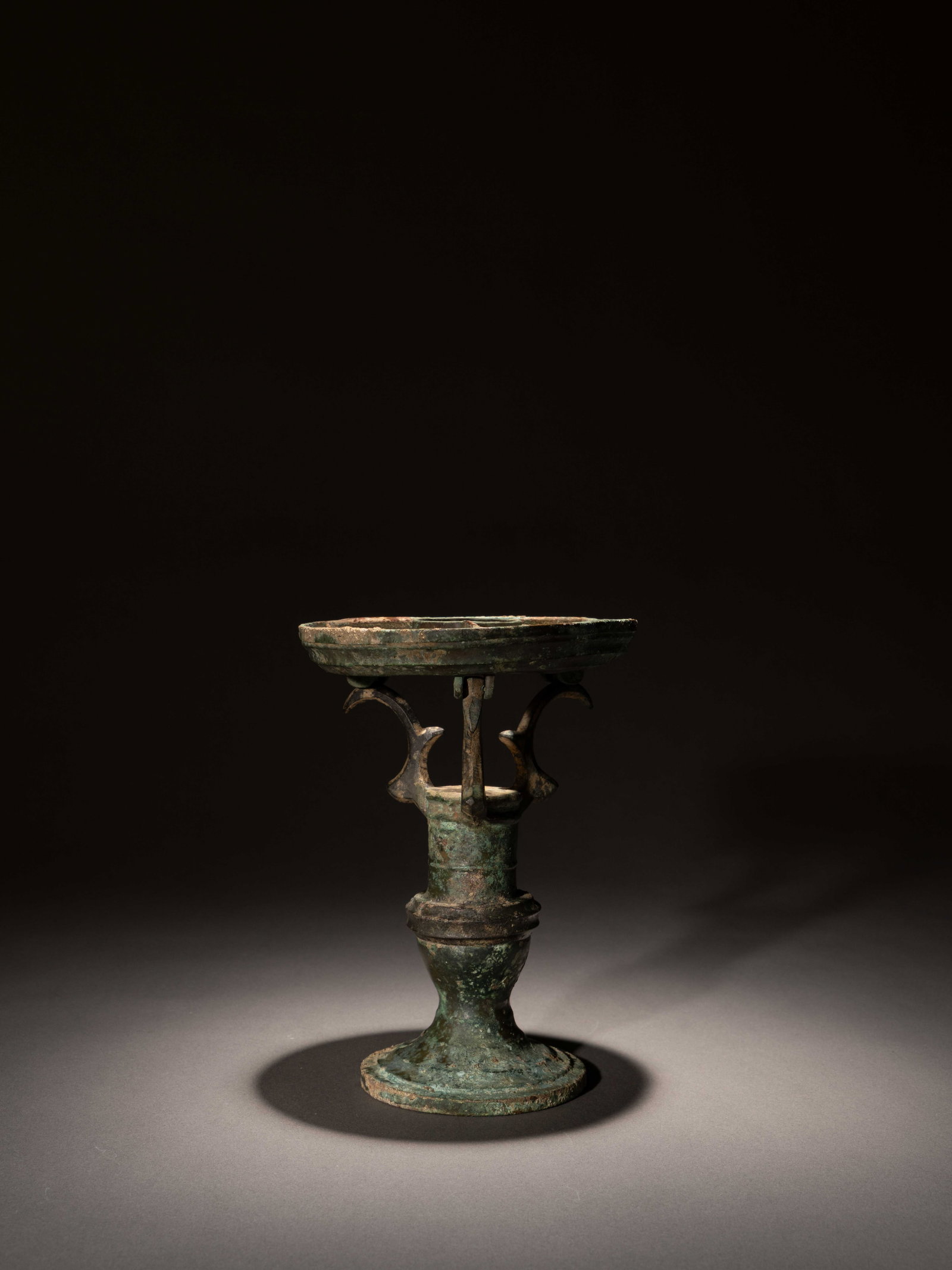 A BRONZE OIL LAMP: 年代(Age):HAN(206 B.C.-220 A.D.) 。尺寸(Size):17.4 cm Height。 參閱：西漢 青銅燈，2007年重慶