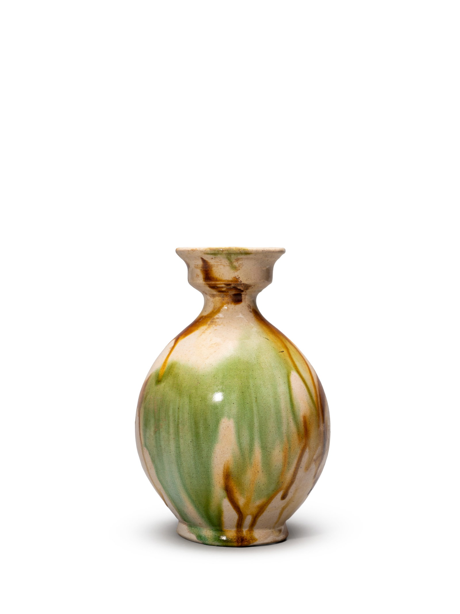 A SANCAI-GLAZED VASE: 年代(Age):TANG(618-907 A.D.) 。尺寸(Size):16.2 cm Height。