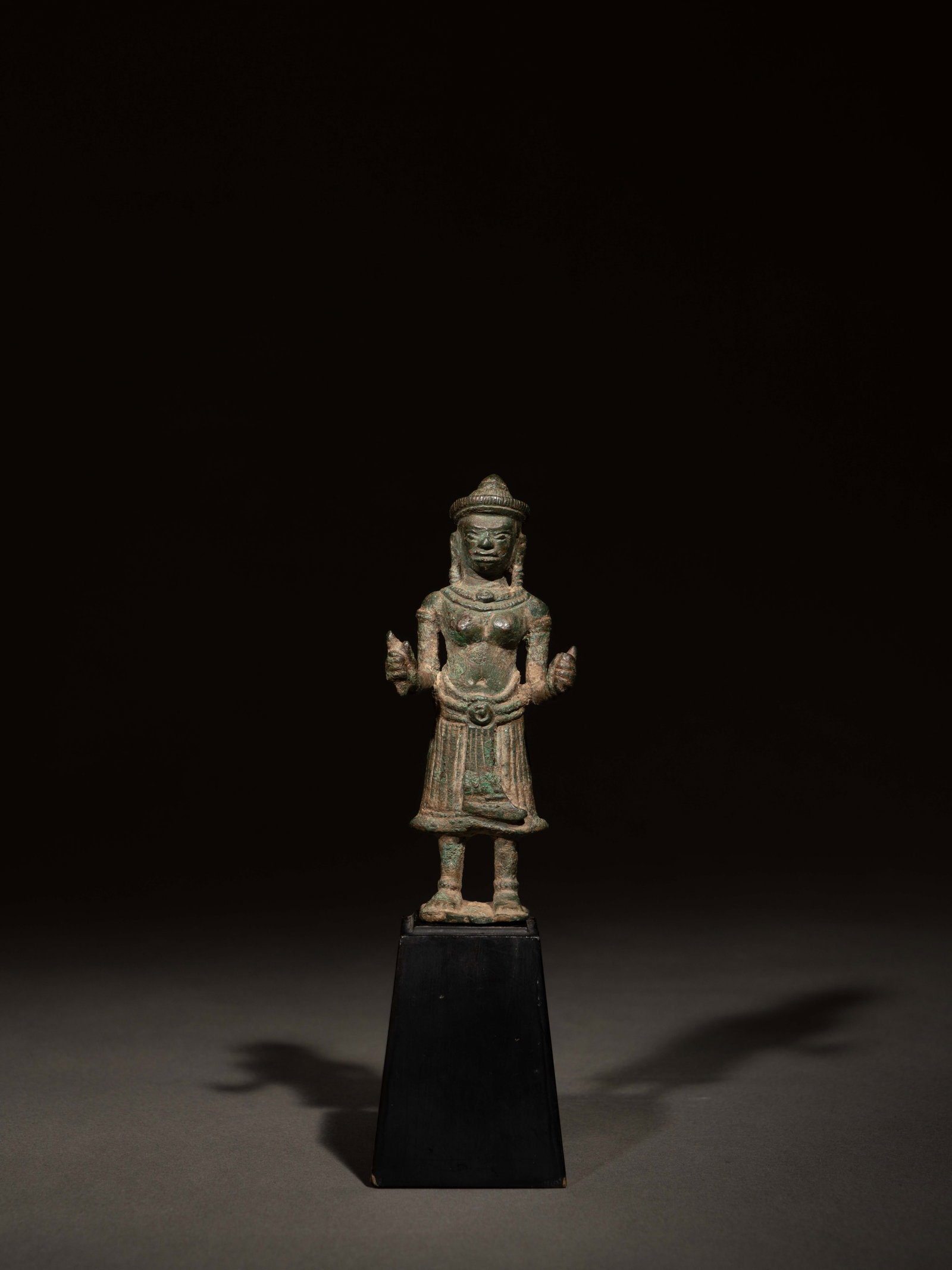 A KHMER BRONZE FIGURE OF BUDDHA: 年代(Age):SONG OR YUAN 。尺寸(Size):11.3 cm Height。 來源：日本私人收藏。