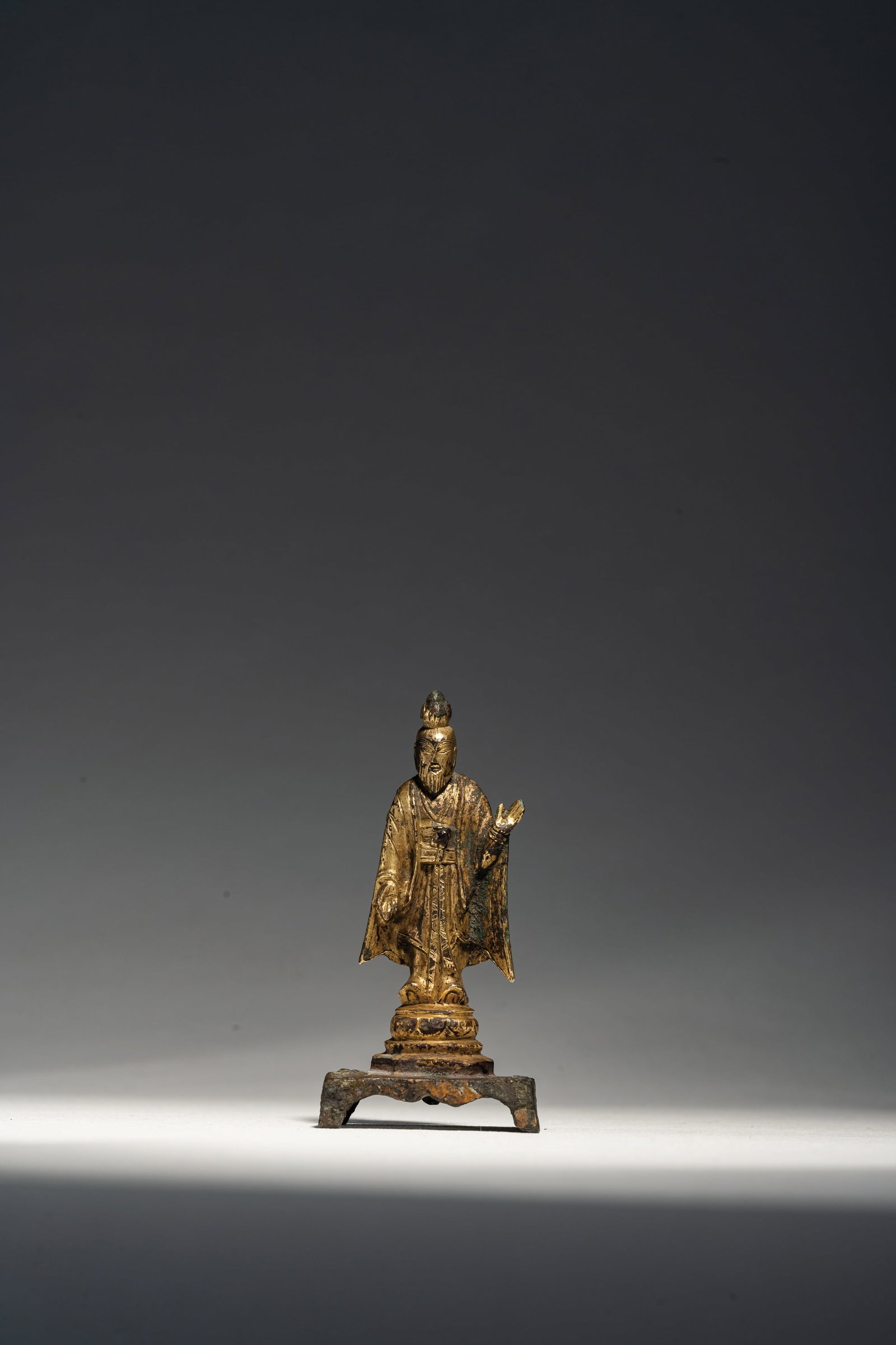 A GILT-BRONZE FIGURE OF LAOZI: 年代(Age):TANG(618-907 A.D.) 。尺寸(Size):7.8 cm Height。