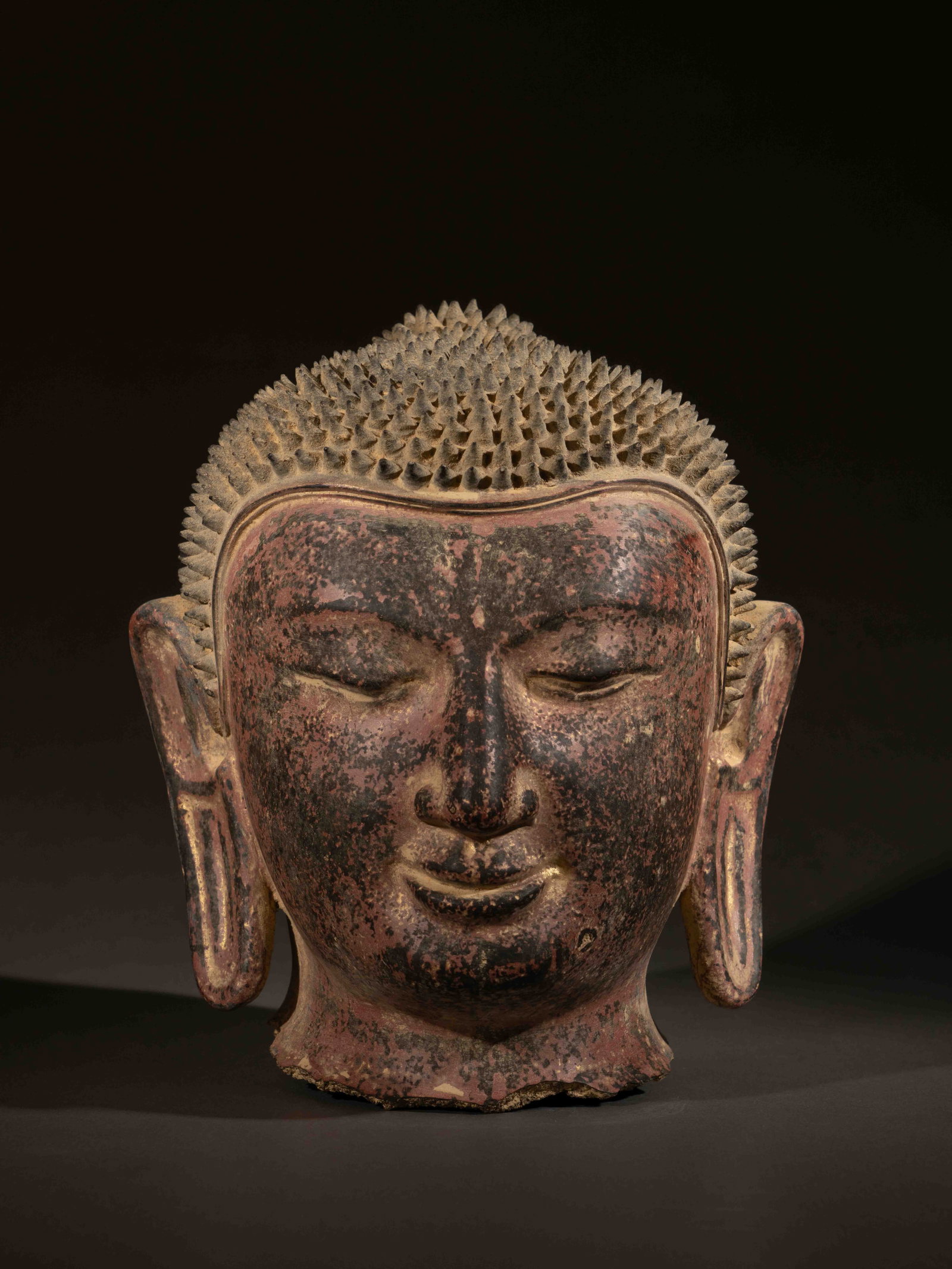 A LACQUERED HEAD OF BUDDHA: 年代(Age):AYUTTHAYA KINGDOM 。尺寸(Size):25 cm Height。