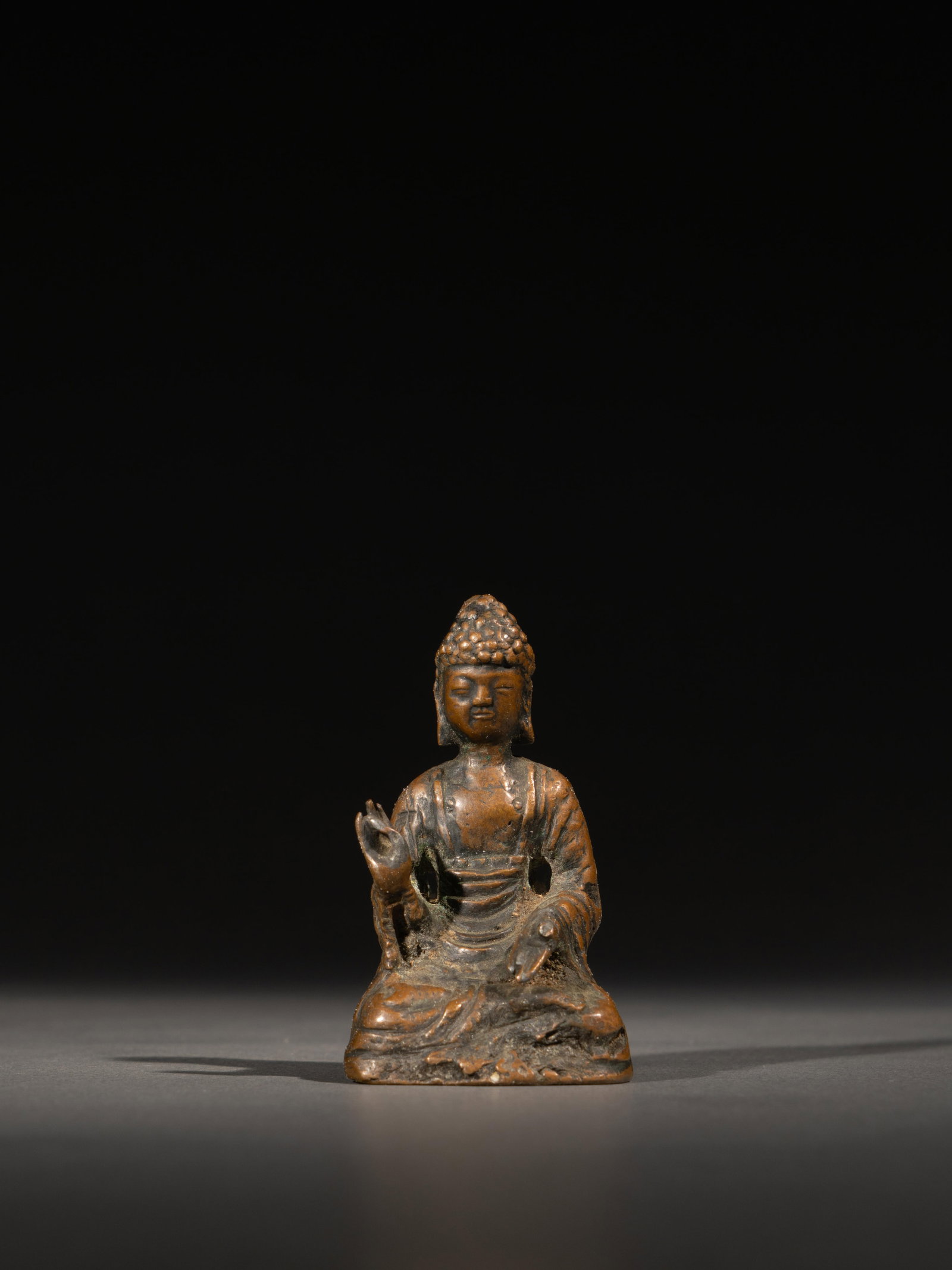 A BRONZE FIGURE OF SHAKYAMUNI BUDDHA: 年代(Age):BEFORE MING 。尺寸(Size):6.3 cm Height。