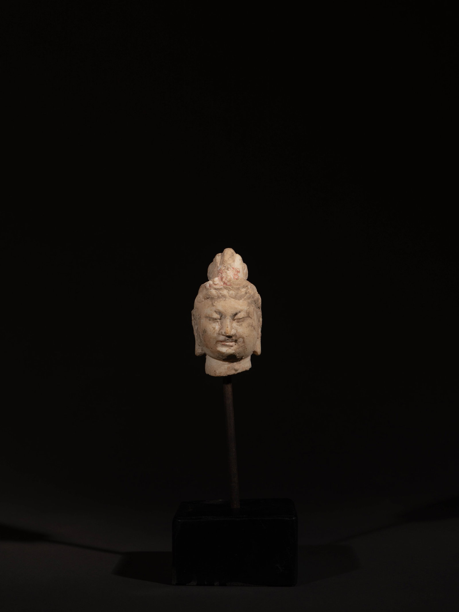 A STONE BUDDHA'S HEAD: 年代(Age):TANG(618-907 A.D.) 。尺寸(Size):8.1 cm Height。
