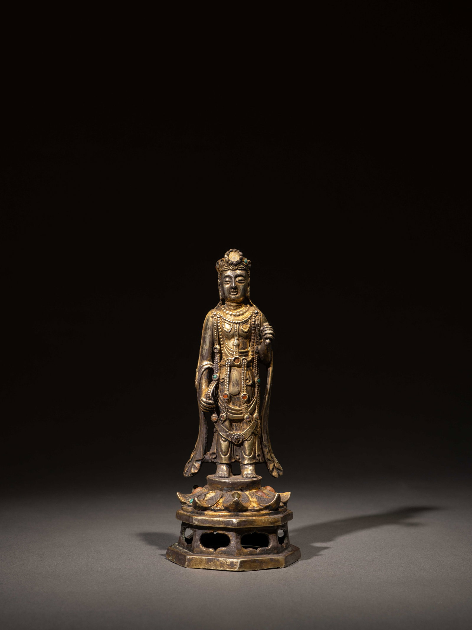 A GILT-BRONZE FIGURE OF BODHISATTVA: 年代(Age):TANG OR LATER 。尺寸(Size):15.9 cm Height。