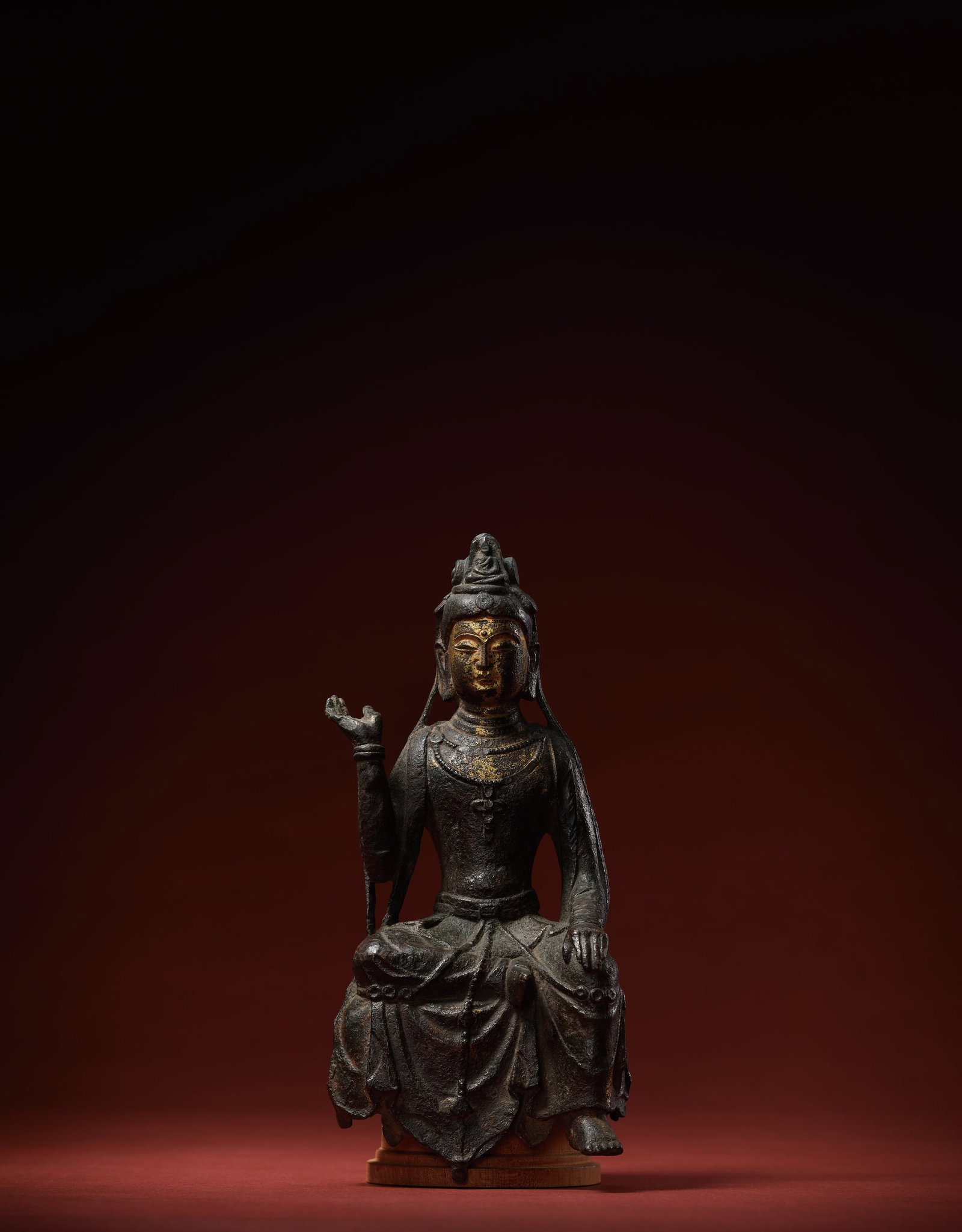 A GILT-BRONZE FIGURE OF BODHISATTVA: 年代(Age):SUI OR TANG 。尺寸(Size):20.5 cm Height。 參閱：隋 鎏金銅菩薩像，香港蘇