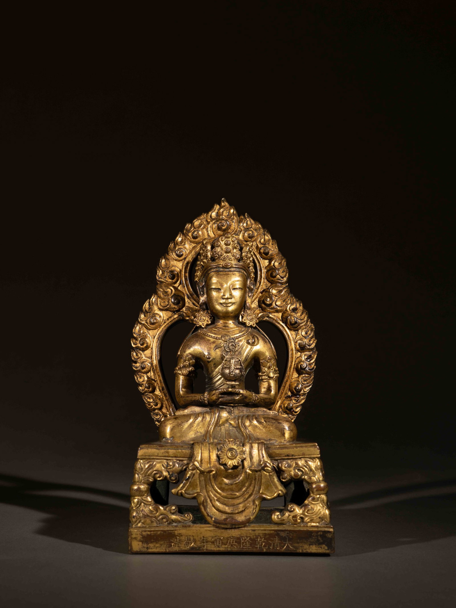 A GILT-BRONZE FIGURE OF AMITAYUS: 年代(Age):QIANLONG PERIOD, QING DYNASTY 。尺寸(Size):21 cm Height。款：「大清乾隆庚寅年敬造&