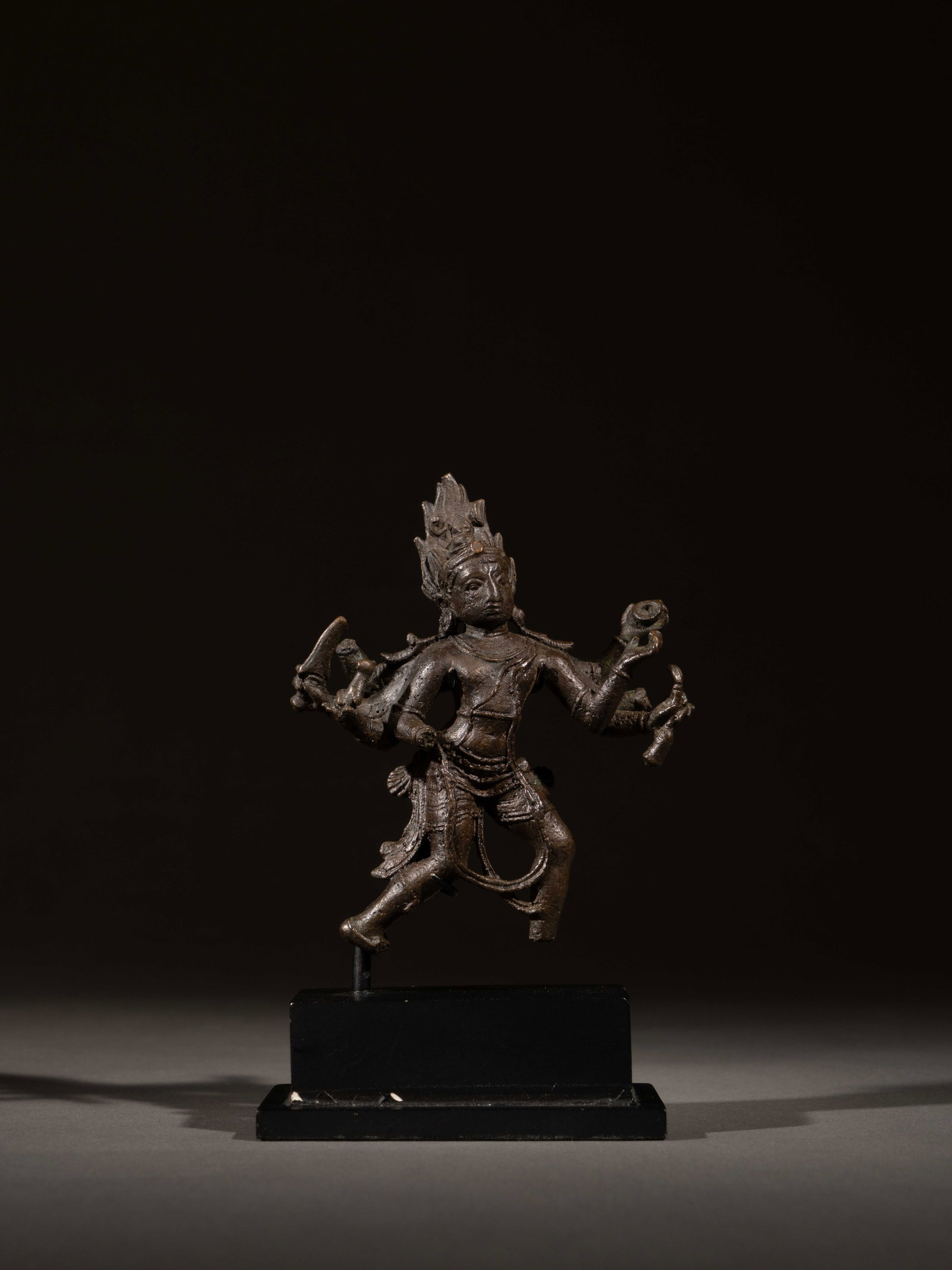 A BRONZE FIGURE OF TARA: 年代(Age):QING(1644-1911 A.D.) 。尺寸(Size):10.5 cm Height。 來源：日本私人收藏。
