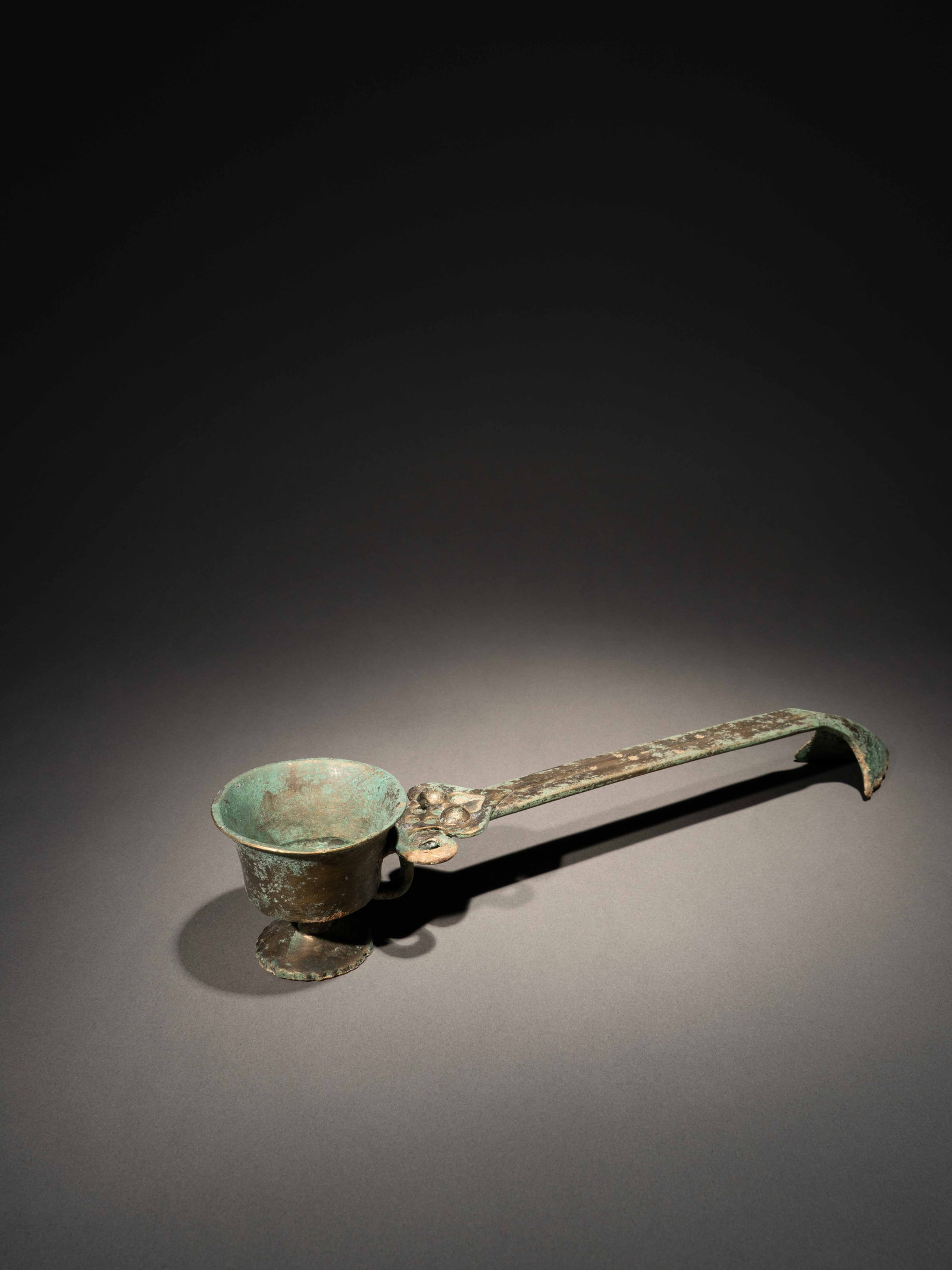 A BRONZE CENSER: 年代(Age):TANG(618-907 A.D.) 。尺寸(Size):34.5 cm Length, 6.5 cm Height。