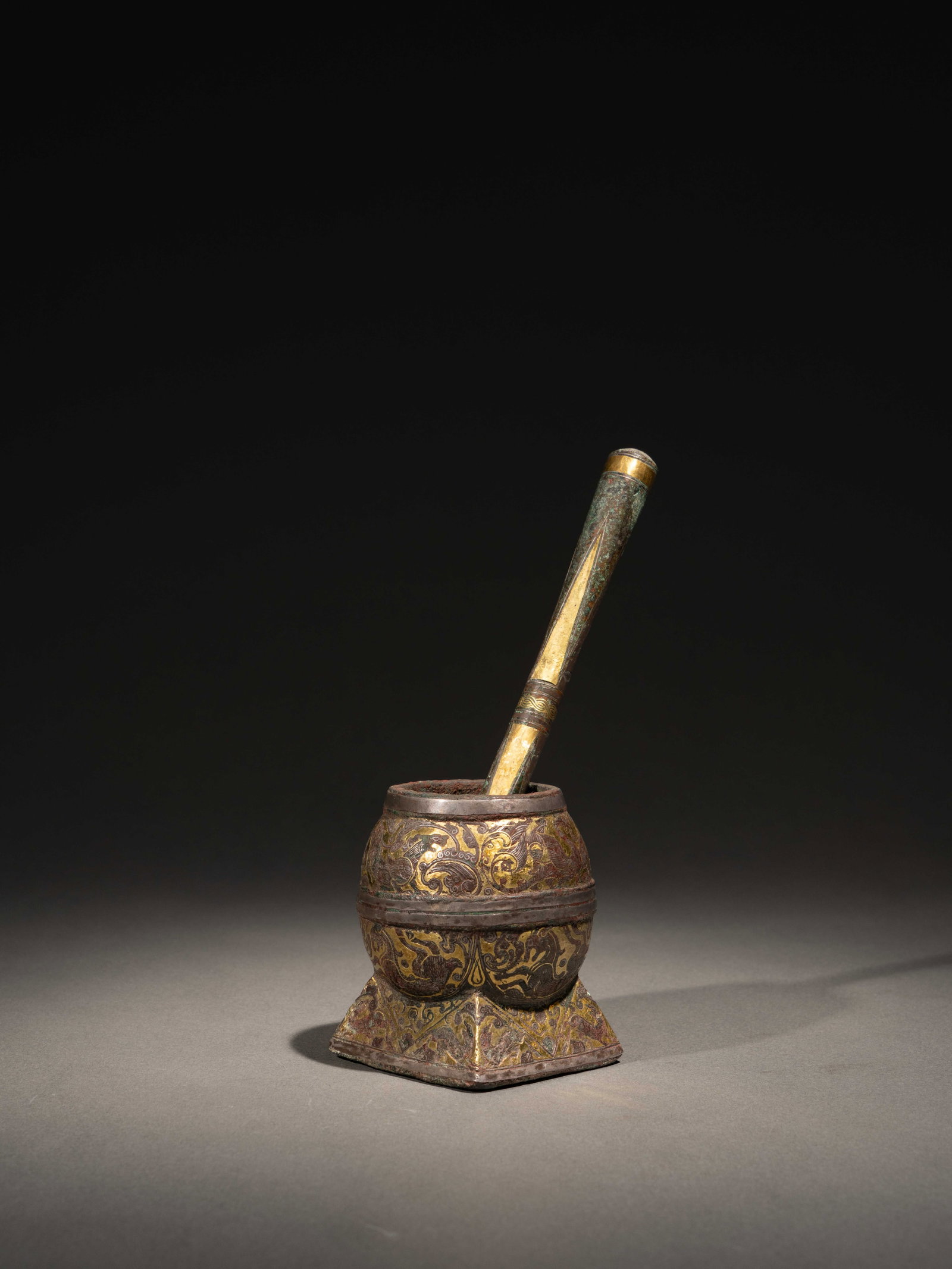 A GOLD AND SILVER-INLAID BRONZE MORTAR AND PESTLE: 年代(Age):WARRING STATES PERIOD(475-221 B.C.) 。尺寸(Size):16 cm Length / 6 cm Length, 7 cm Height。