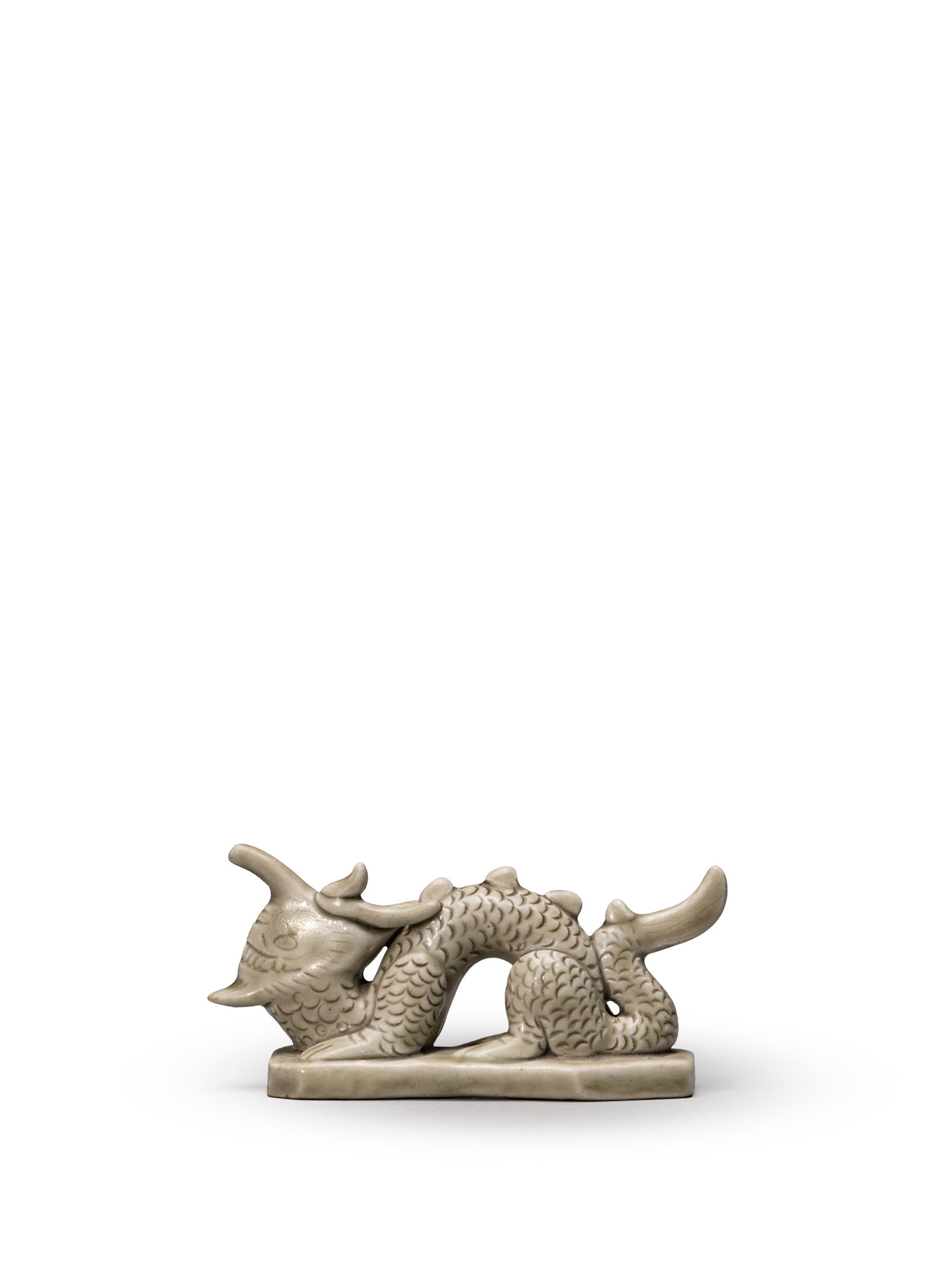 A 'YAOZHOU' CELADON-GLAZED 'DRAGON' PENHOLDER: 年代(Age):SONG OR JIN 。尺寸(Size):11.2 cm Length, 6.1 cm Height。
