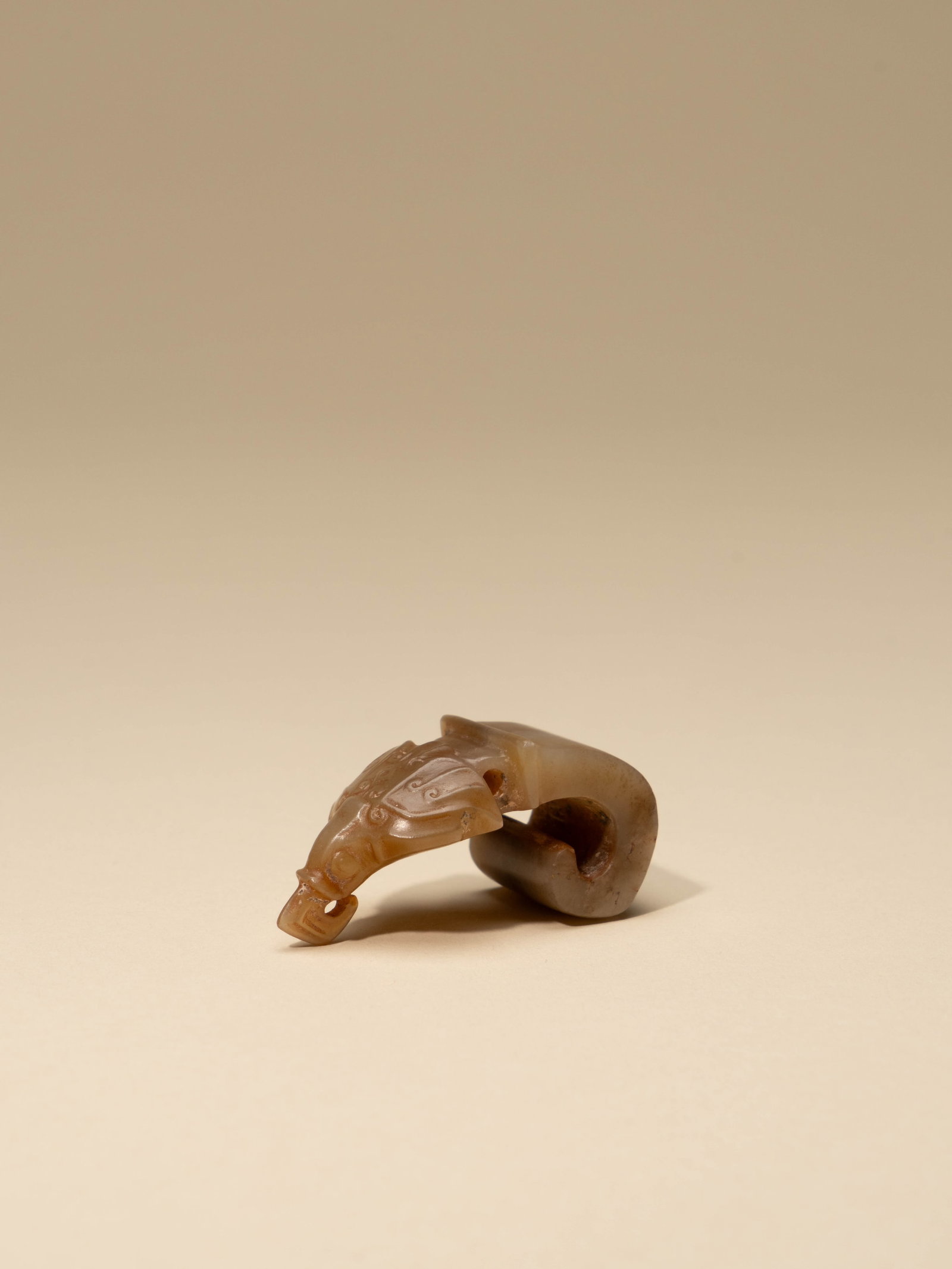 A JADE 'BIRD' ORNAMENT: 年代(Age):NEOLITHIC PERIOD 。尺寸(Size):4.4 cm Height。 來源：覆簣齋主人舊藏。