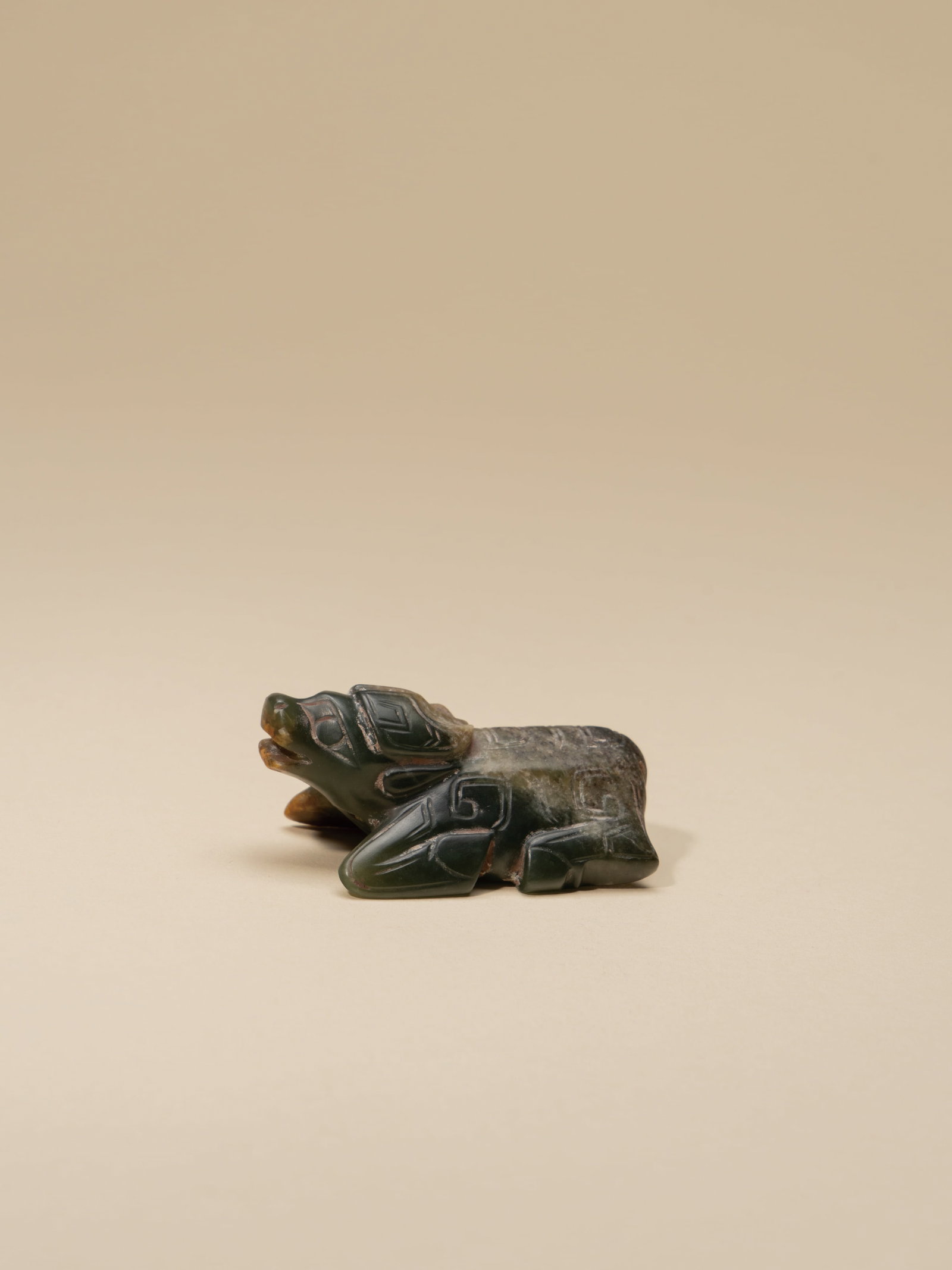 A CELADON JADE FIGURE OF OX: 年代(Age):SHANG(1600 B.C.-1046 B.C.) 。尺寸(Size):6 cm Length。 參閱：1. 商 玉牛，紐約大都會