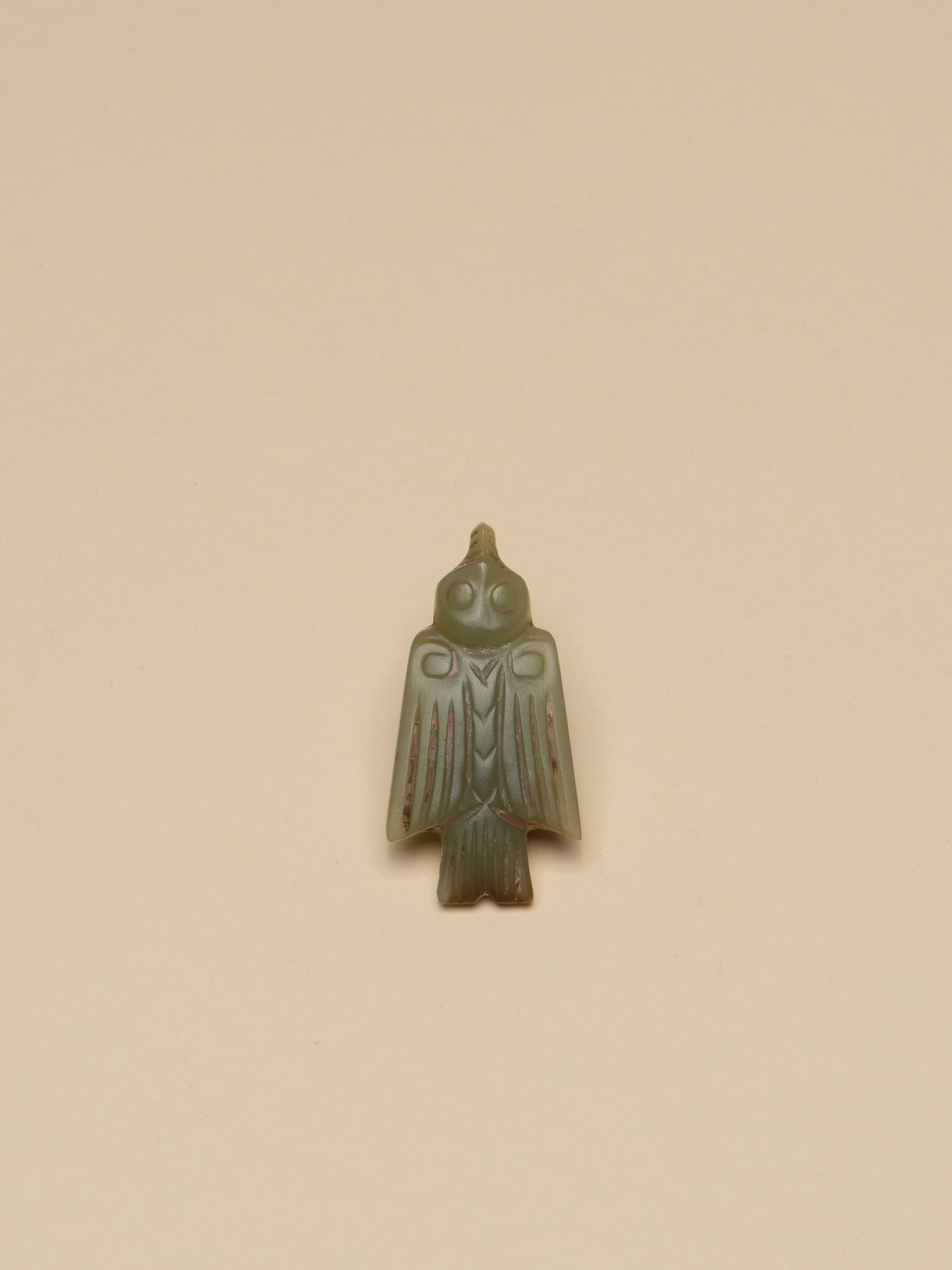 A CELADON JADE FIGURE OF SWALLOW: 年代(Age):WESTERN ZHOU(1046-771 B.C.) 。尺寸(Size):4.9 cm Length。 參閱：西周 青玉“鳥形”珮&#