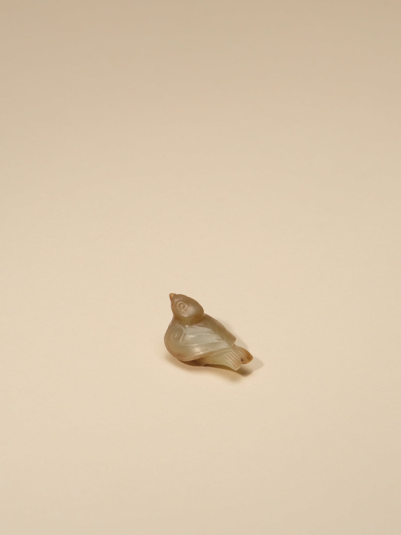 A WHITE JADE FIGURE OF DOVE: 年代(Age):WESTERN ZHOU(1046-771 B.C.) 。尺寸(Size):3.3 cm Length, 1.8 cm Height。 參閱：1. 商晚期至西周 ௙