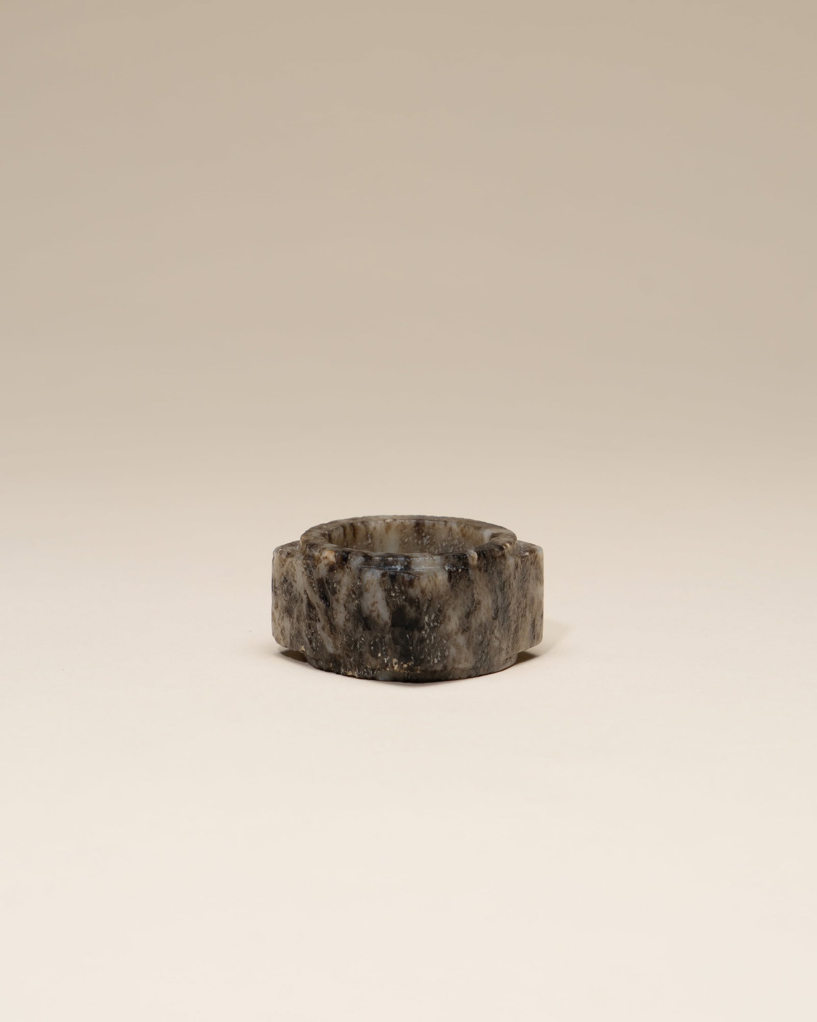 A BLACK AND WHITE JADE CONG: 年代(Age):SONG(960-1279 A.D.) 。尺寸(Size):4.5 cm Width, 2.5 cm Height。 參閱：宋至明 黑灰玉琮，&#