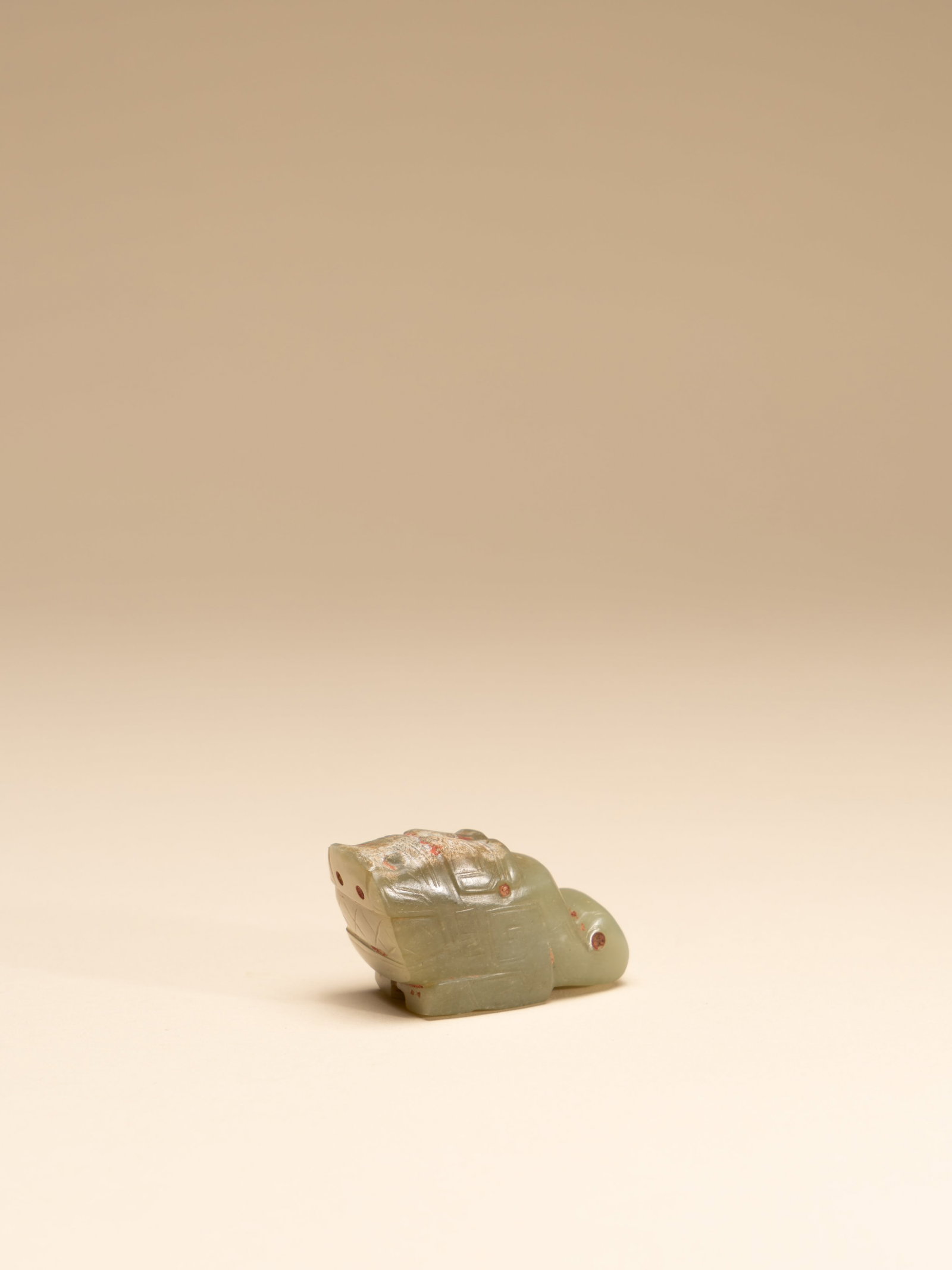 A JADE TIGER: 年代(Age):SHANG(1600 B.C.-1046 B.C.) 。尺寸(Size):6 cm Length, 3.4 cm Height。 參閱: 商晚期至西周早期 &#