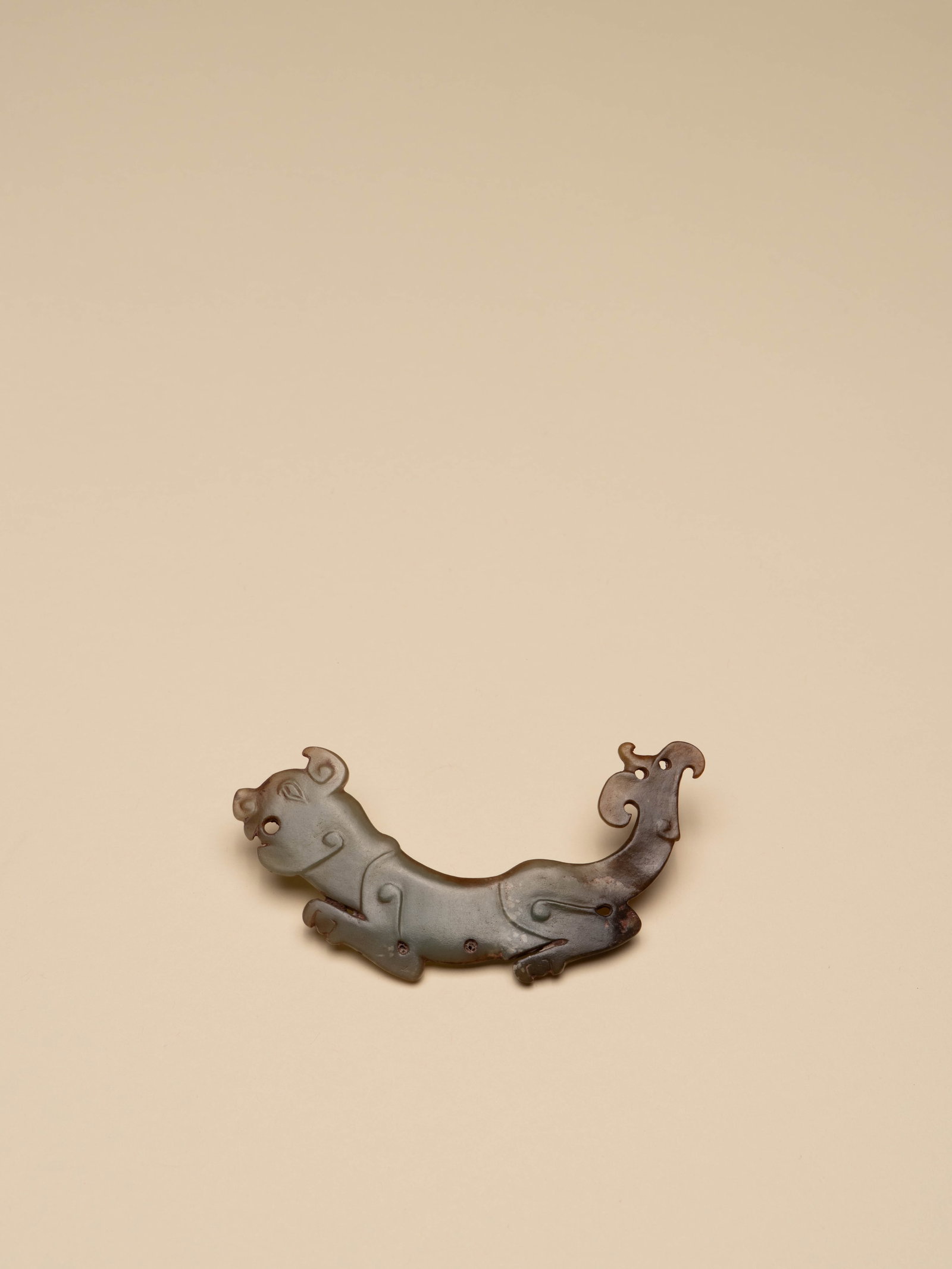 A JADE FIGURE OF A TIGER: 年代(Age):BEFORE HAN 。尺寸(Size):10.4 cm Width。