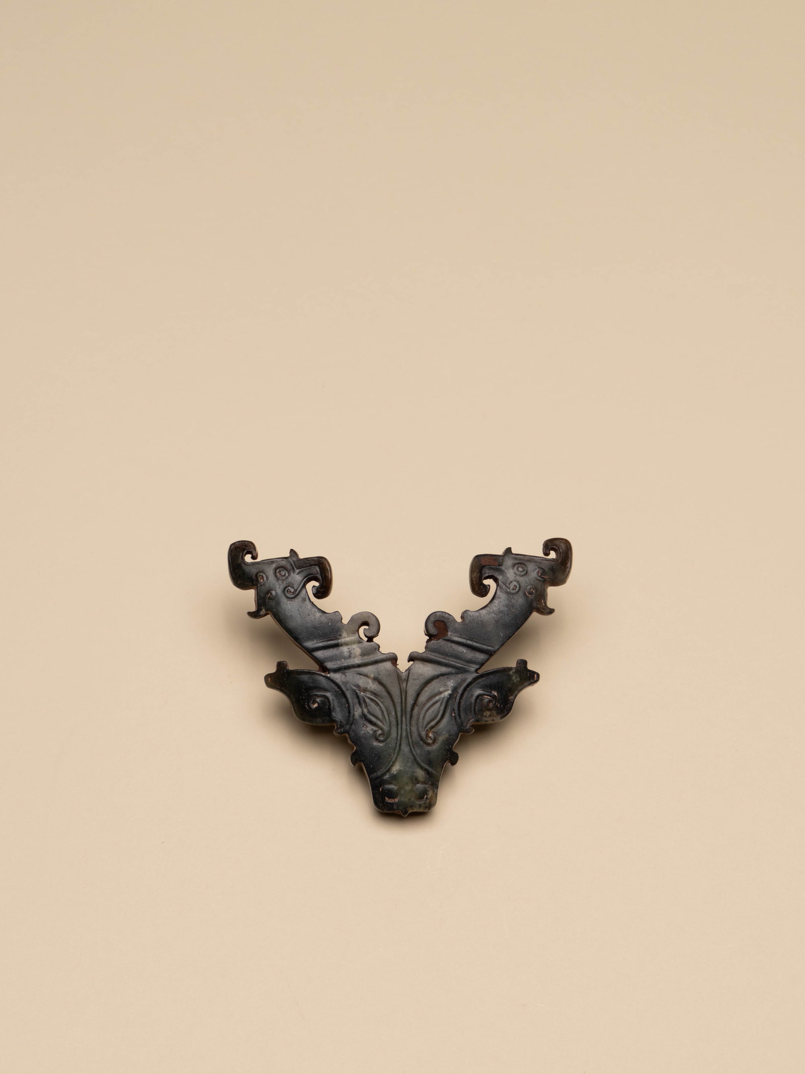 A JADE 'MASK' PENDANT: 年代(Age):NEOLITHIC PERIOD 。尺寸(Size):9.2 cm Width, 8 cm Height。