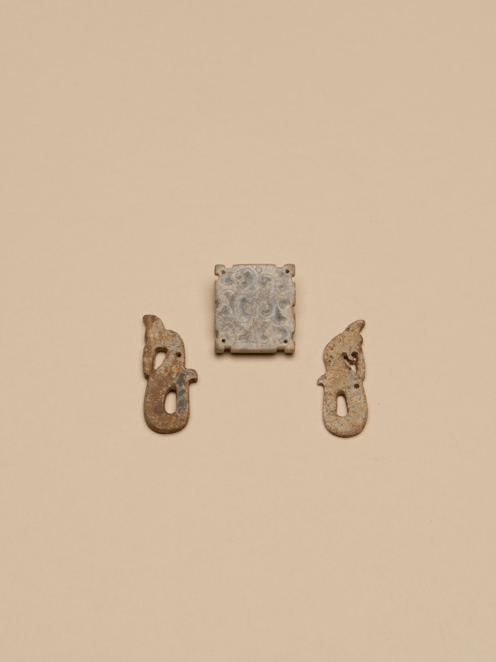 A GROUP OF JADES: 年代(Age):BEFORE HAN 。尺寸(Size):Various Sizes (3.6 cm Maximum Length)。
