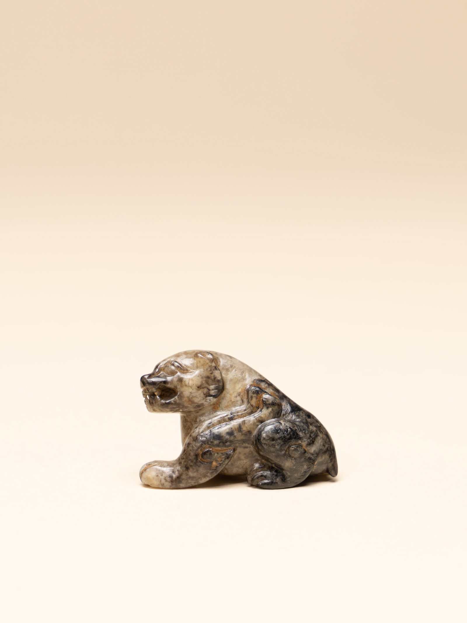 A JADE BEAR: 年代(Age):BEFORE TANG 。尺寸(Size):4.2 cm Length, 2.6 cm Height。