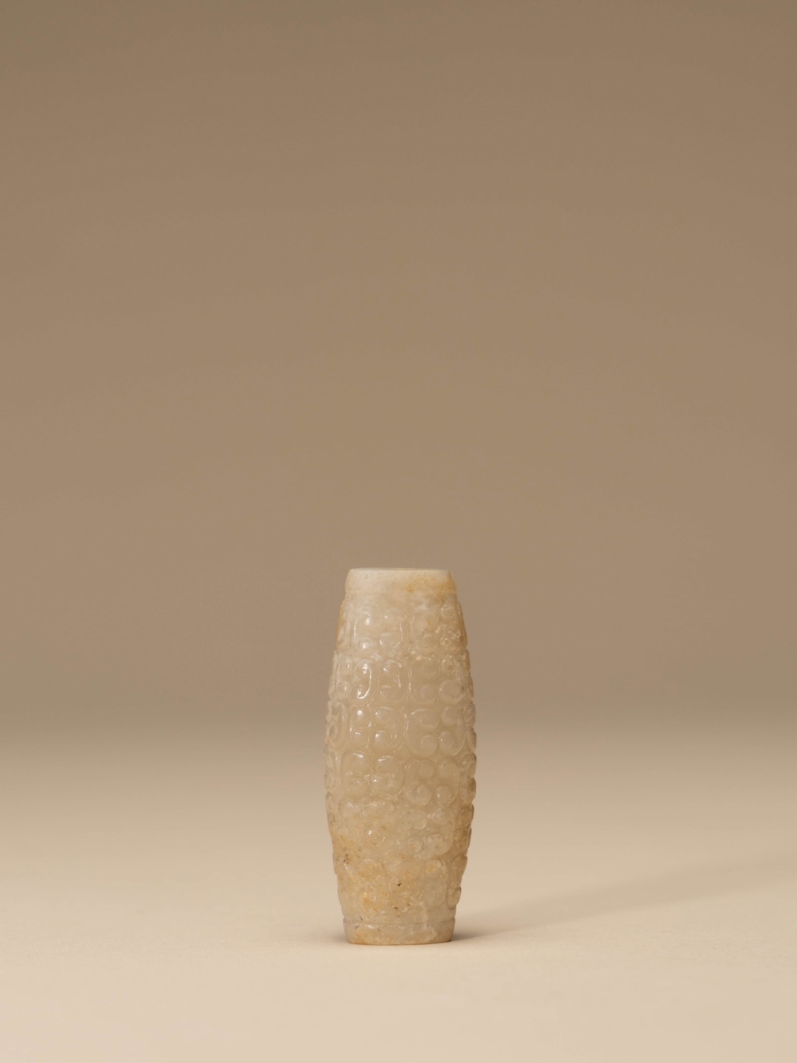 A WHITE JADE 'CLOUD' BEAD: 年代(Age):HAN(206 B.C.-220 A.D.) 。尺寸(Size):4.3 cm Height。