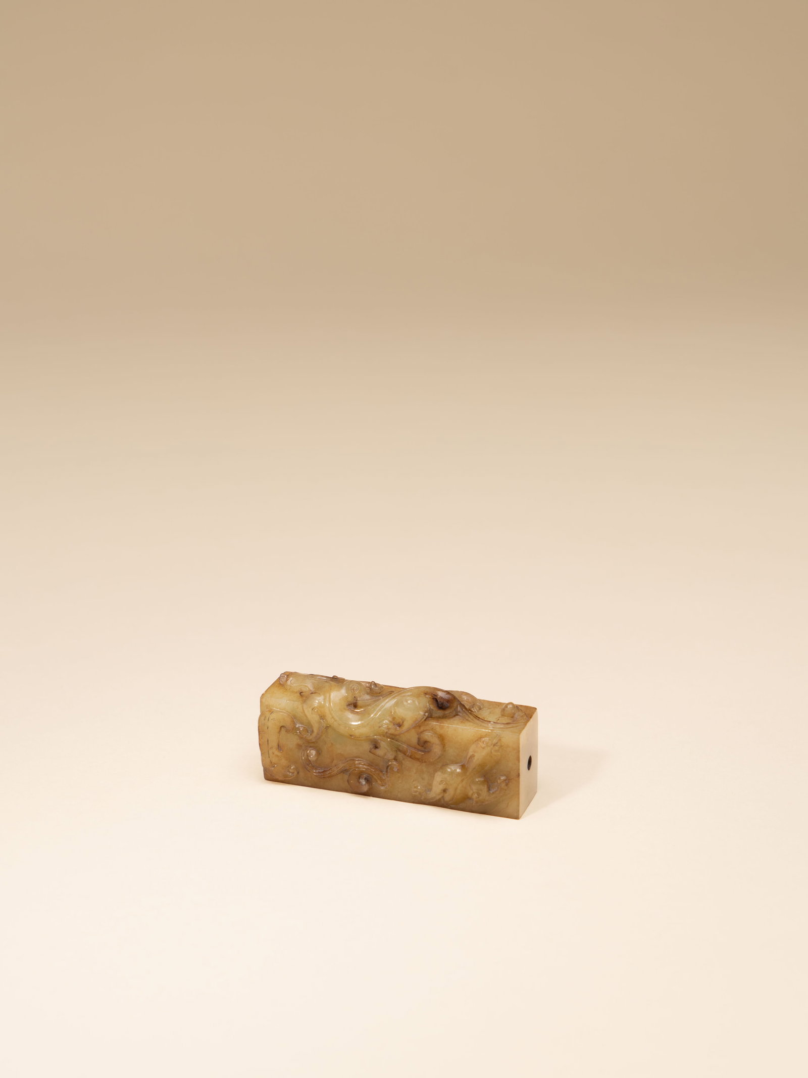 A JADE 'DRAGON' BEAD: 年代(Age):HAN(206 B.C.-220 A.D.) 。尺寸(Size):7 cm Height。